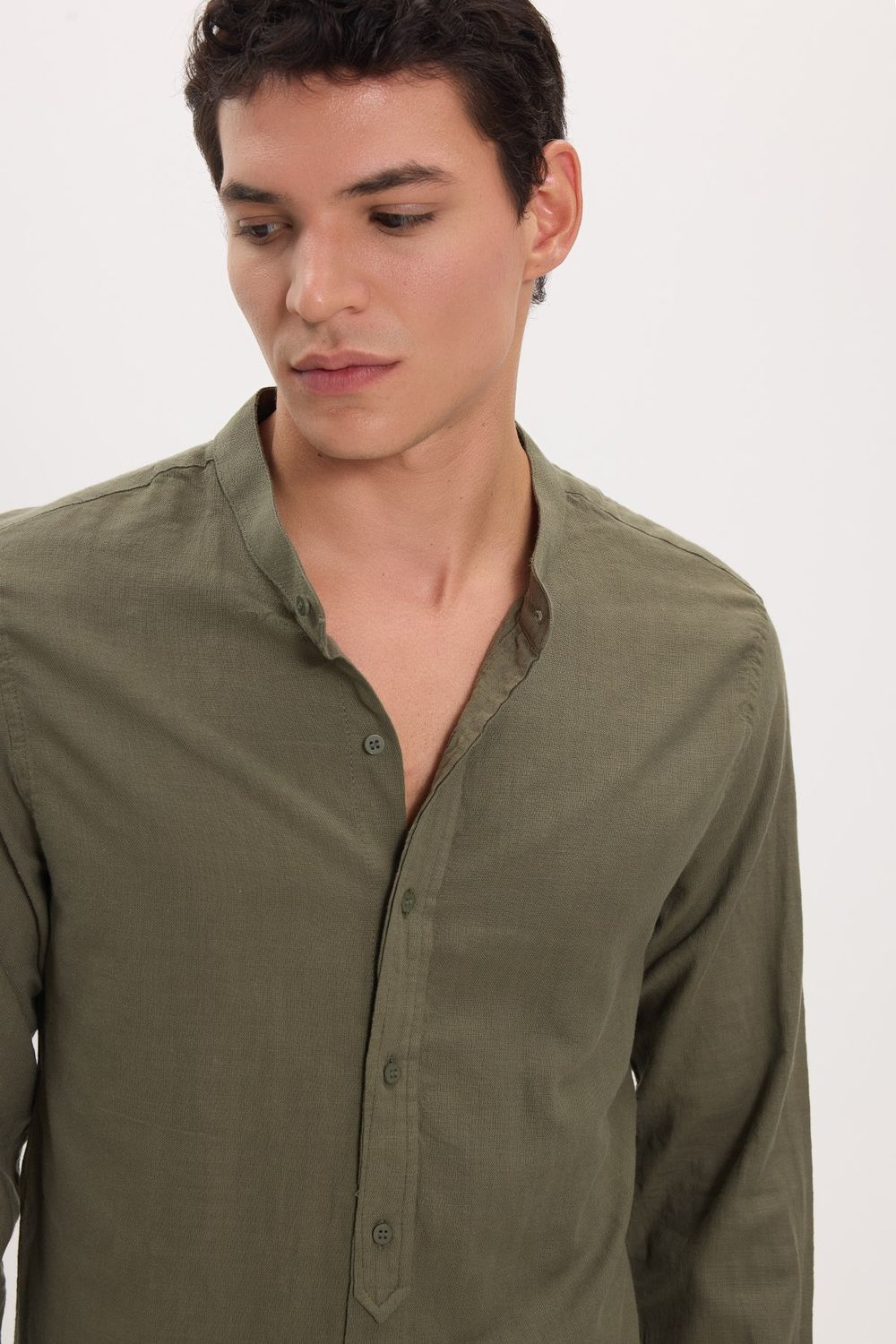 Erkek Slim Fit Dar Kesim Uzun Kollu %100 Pamuk Keten Doku Hakim Yaka Haki Gömlek