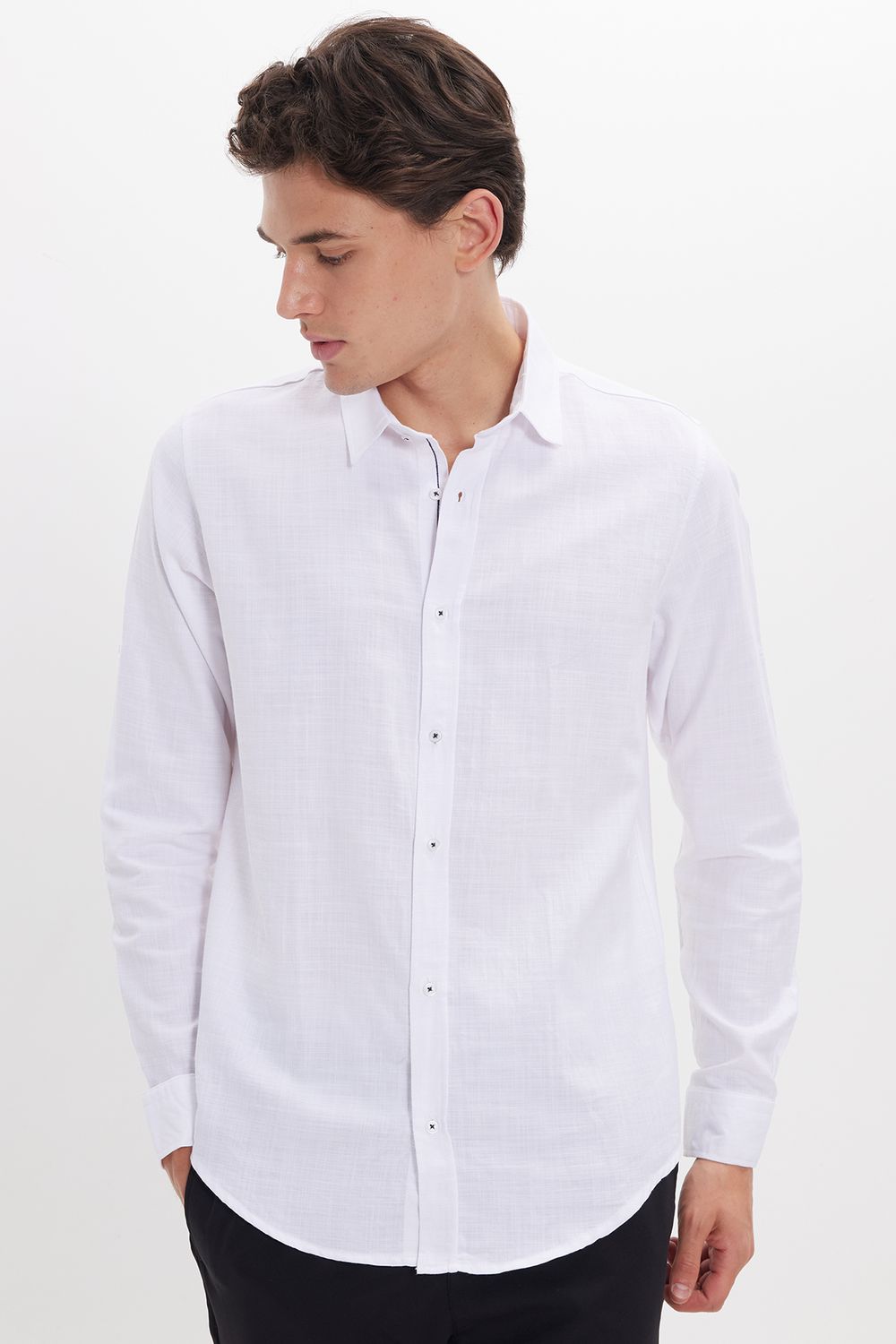 Erkek Slim Fit Dar Kesim Uzun Kollu %100 Pamuk Keten Doku Apoletli Beyaz Gömlek