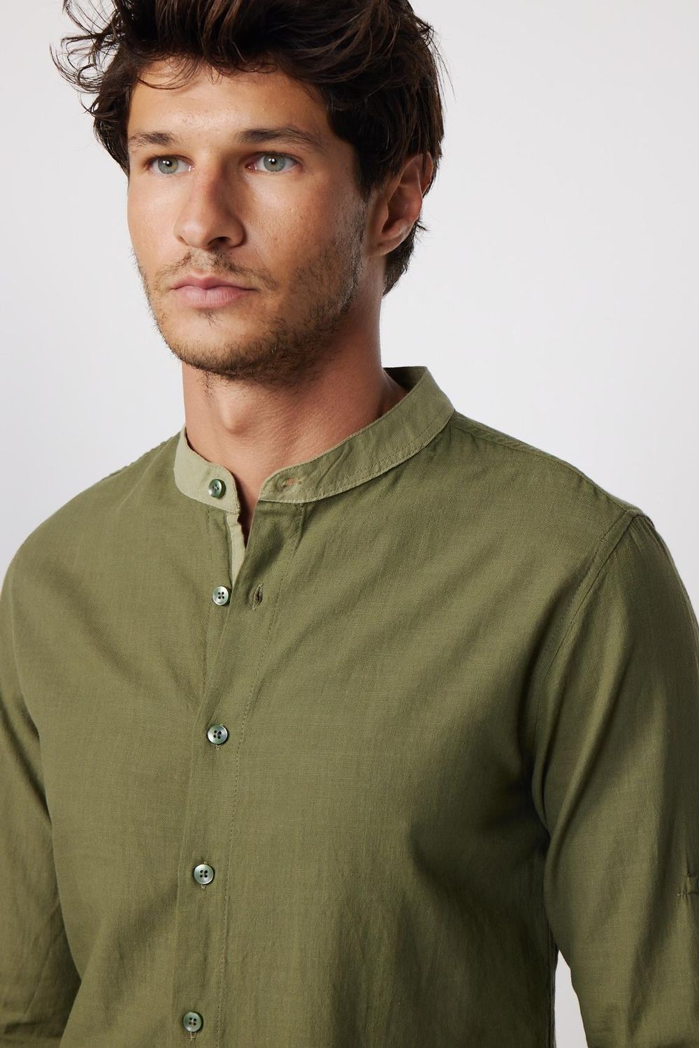 Slim Fit  Düz Hakim Yaka Kol Apoletli Ketenli Haki Erkek Gömlek