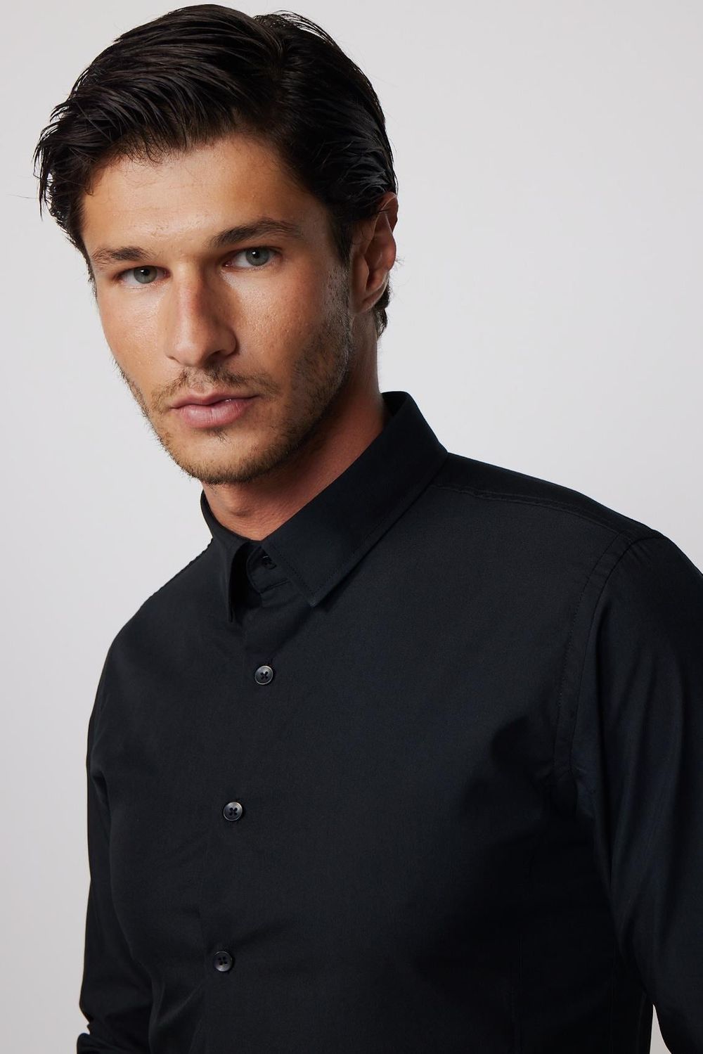 Slim Fit  Arkadan Pensli Önden Kulplu Düz Trend Siyah Erkek Gömlek
