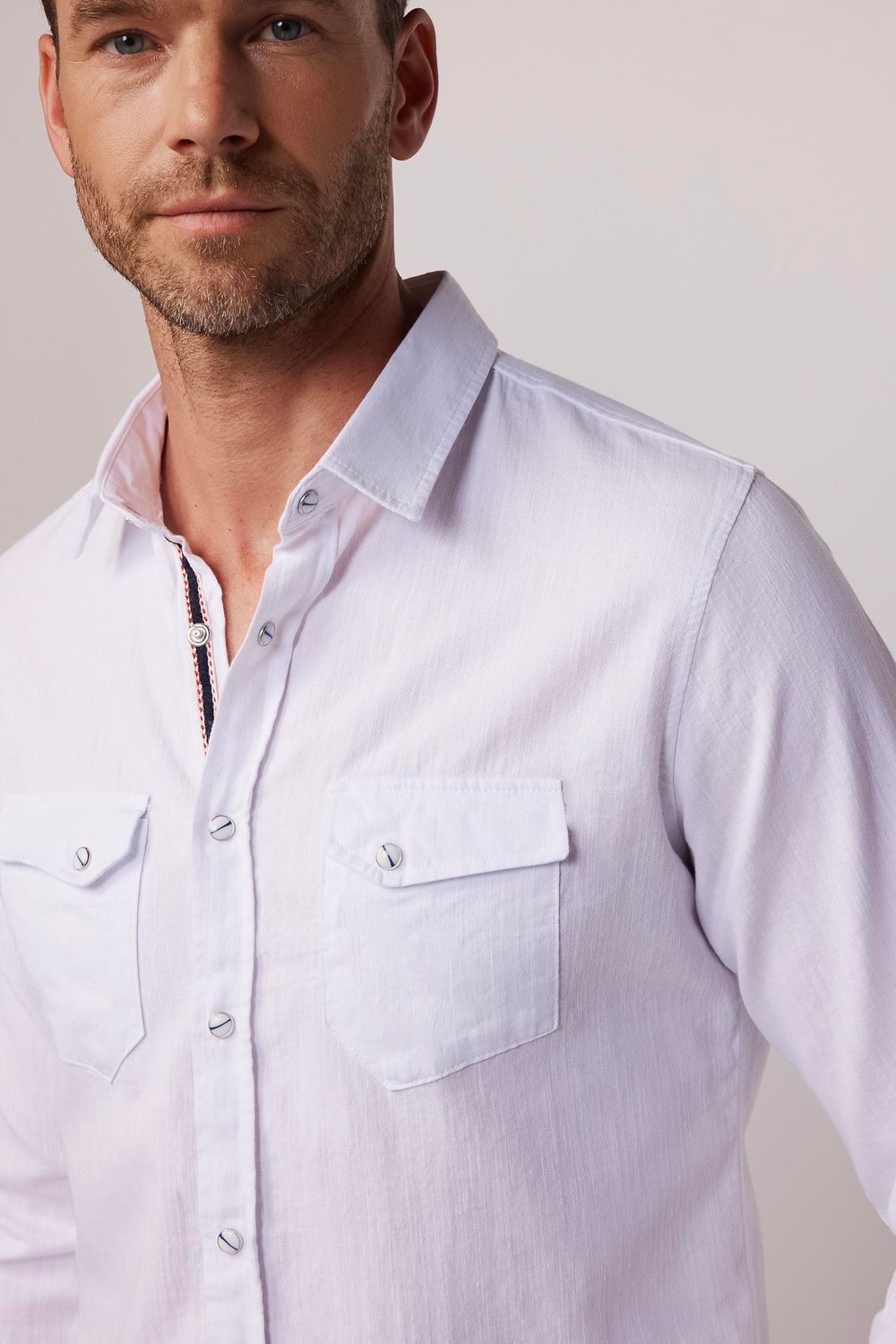 Slim Fit Çift Cep Kapaklı Çıtçıtlı Biyeli Pamuk Keten Beyaz Erkek Gömlek