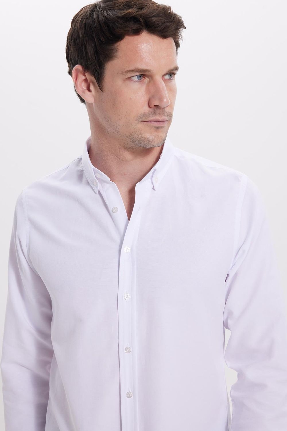 Erkek Slim Fit Dar Kesim Uzun Kollu Pamuklu Oxford Doku Kolay Ütü Beyaz Düğmeli Yaka Gömlek