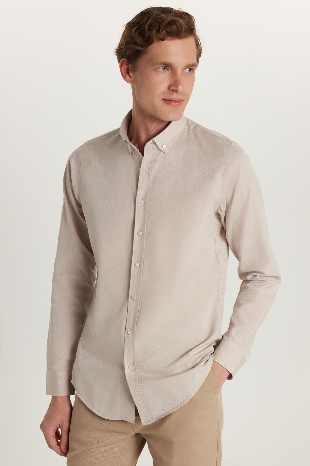 Erkek Slim Fit Dar Kesim Uzun Kollu Pamuklu Oxford Doku Kolay Ütü Taş Renk Düğmeli Yaka Gömlek