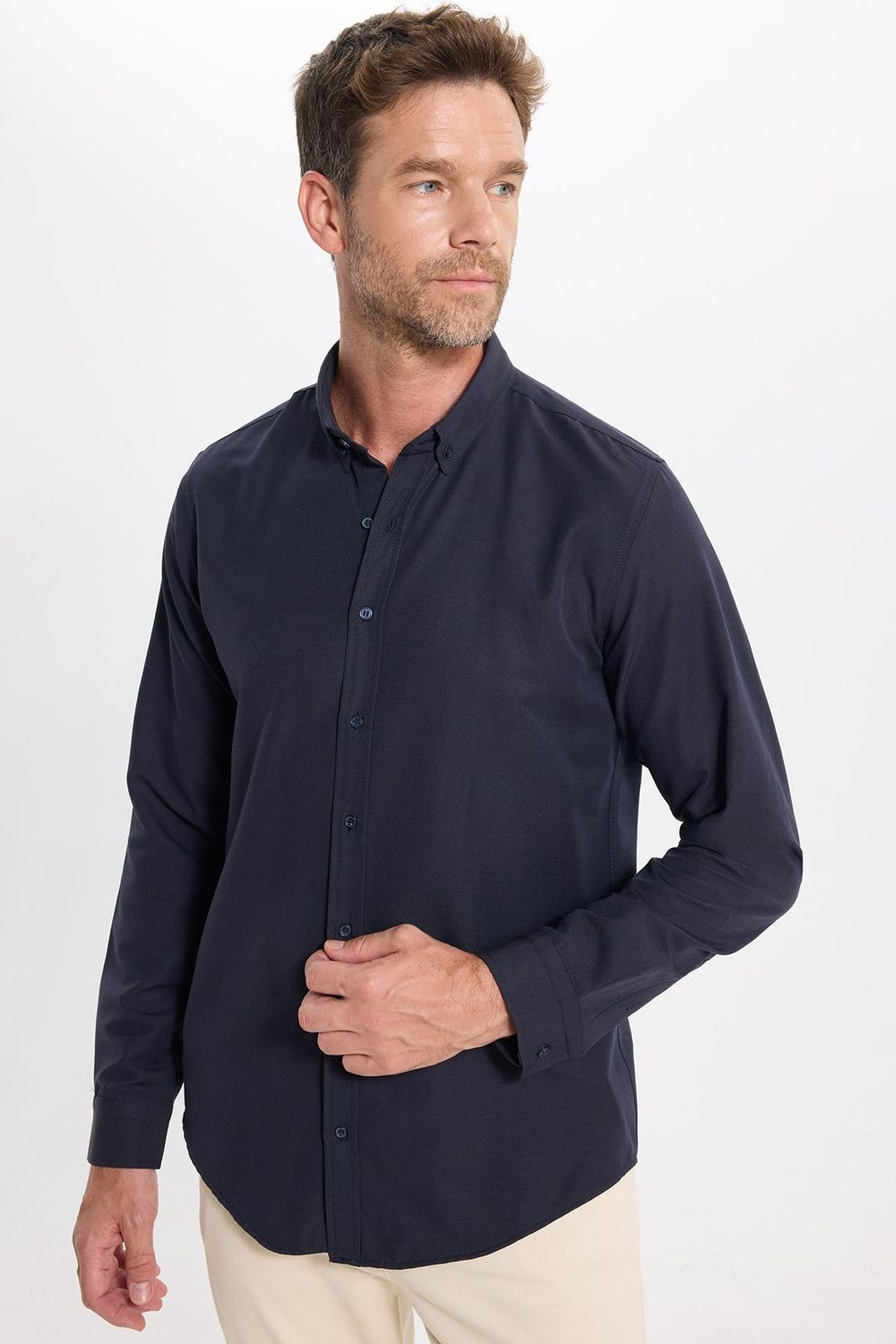 Erkek Slim Fit Dar Kesim Uzun Kollu Pamuklu Oxford Doku Kolay Ütülenebilir Lacivert Düğmeli Yaka Gömlek