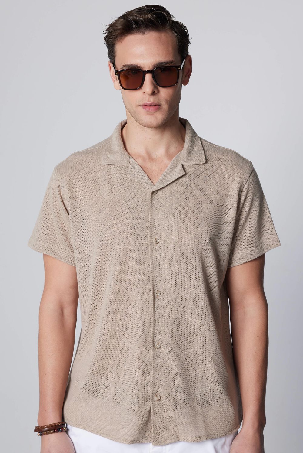 Slim Fit Dar Kesim Kısa Kol Nefes Alan Örme Doku Kare Desenli Apaj Yaka Yazlık Taş Renk Erkek Gömlek