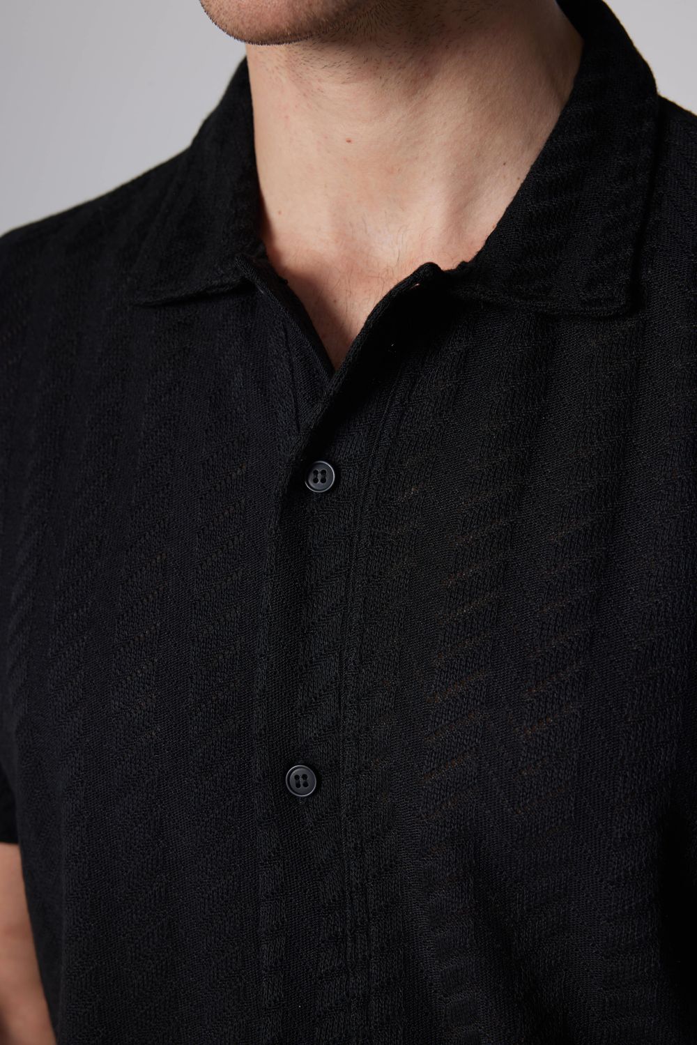 Slim Fit Dar Kesim Kısa Kol Nefes Alan  Örme Doku Armür Desenli Yazlık Siyah Erkek Gömlek