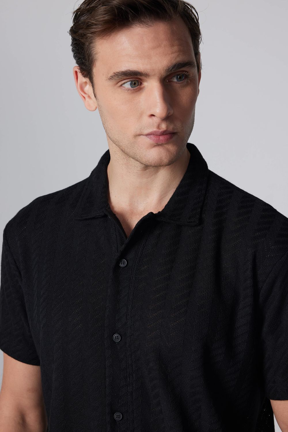 Slim Fit Dar Kesim Kısa Kol Nefes Alan  Örme Doku Armür Desenli Yazlık Siyah Erkek Gömlek