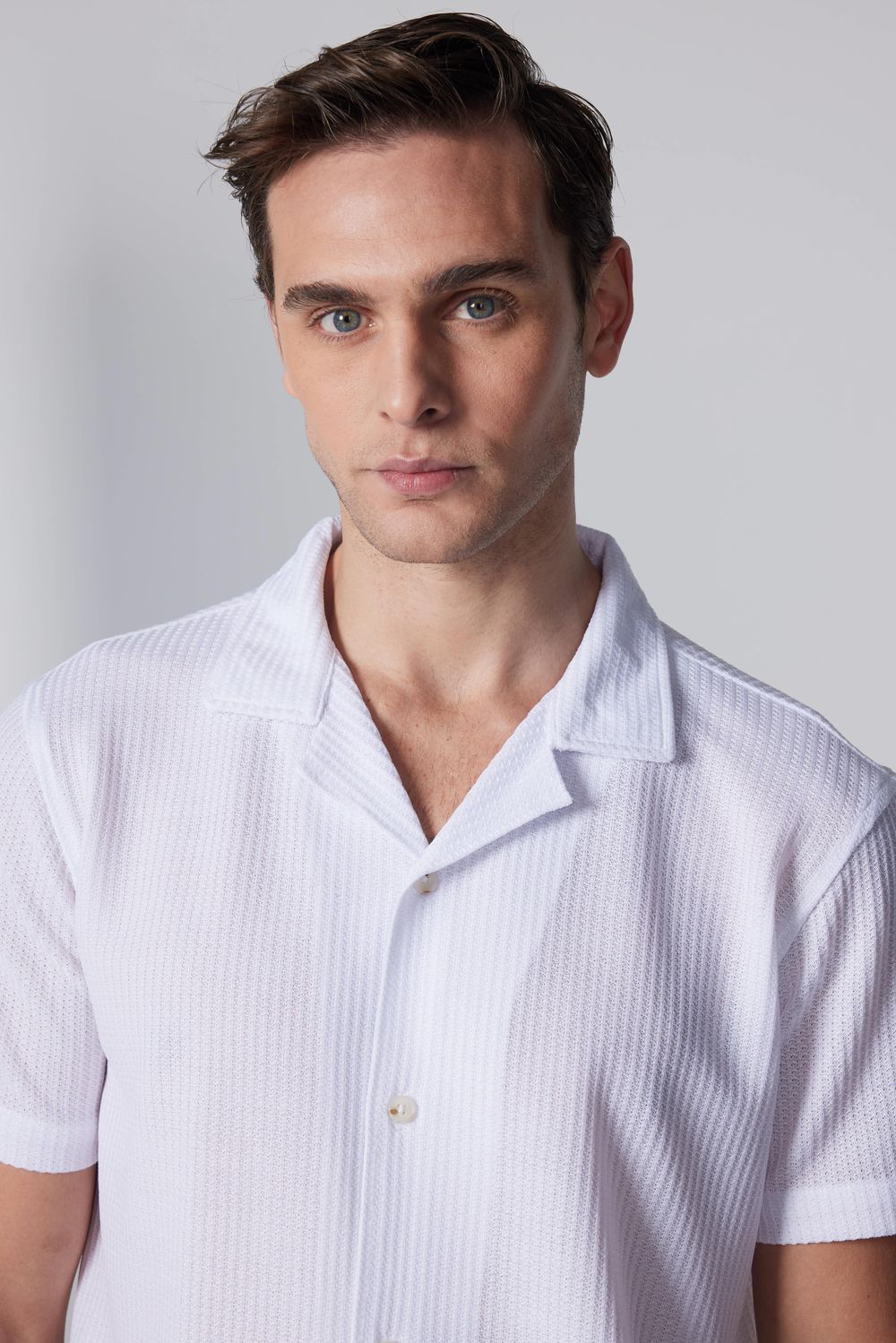 Slim Fit Dar Kesim Kısa Kollu Apaj Yaka Örme Kumaş Yazlık Beyaz Erkek Gömlek