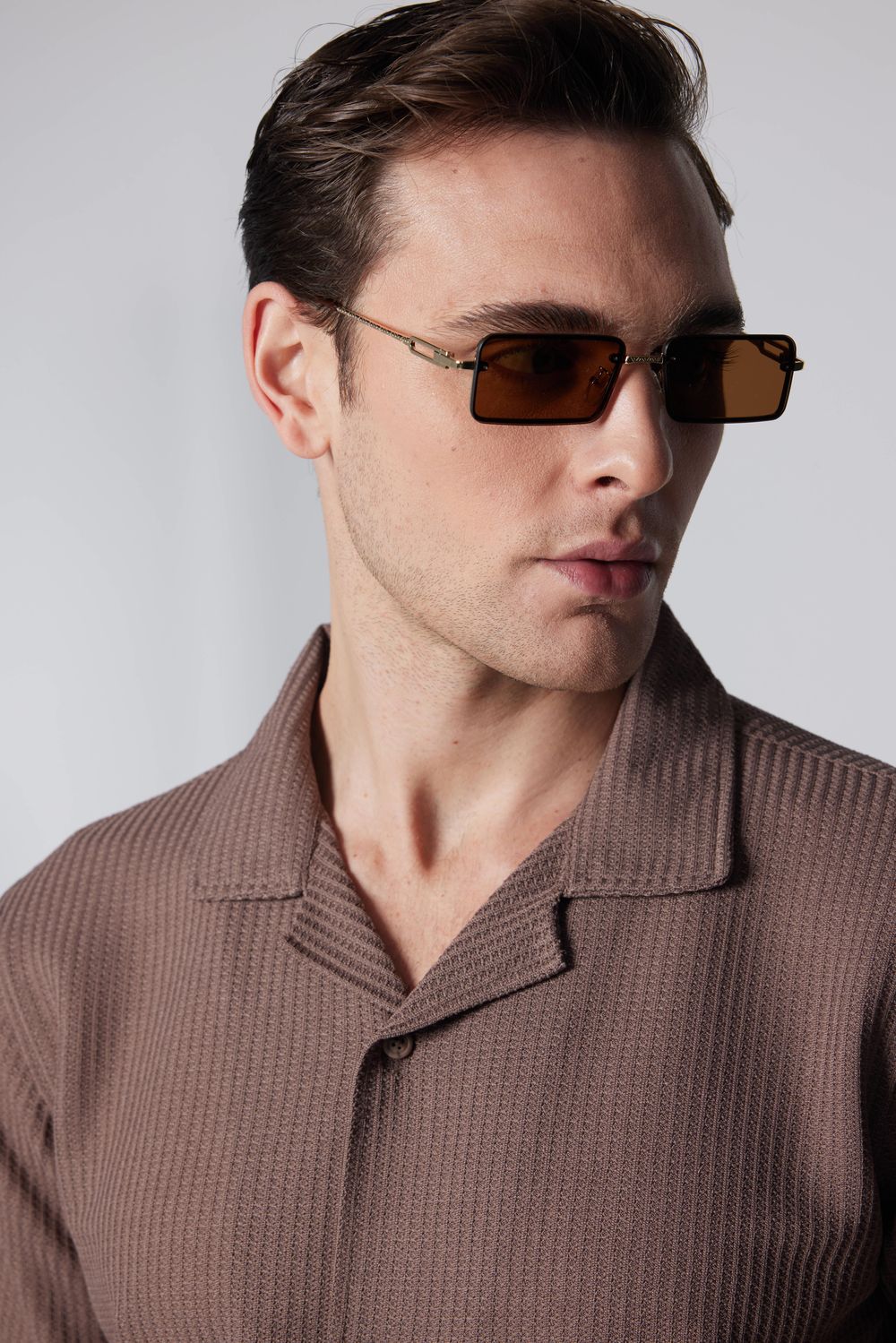 Slim Fit Dar Kesim Kısa Kollu Apaj Yaka Örme Kumaş Yazlık Kahverengi Erkek Gömlek