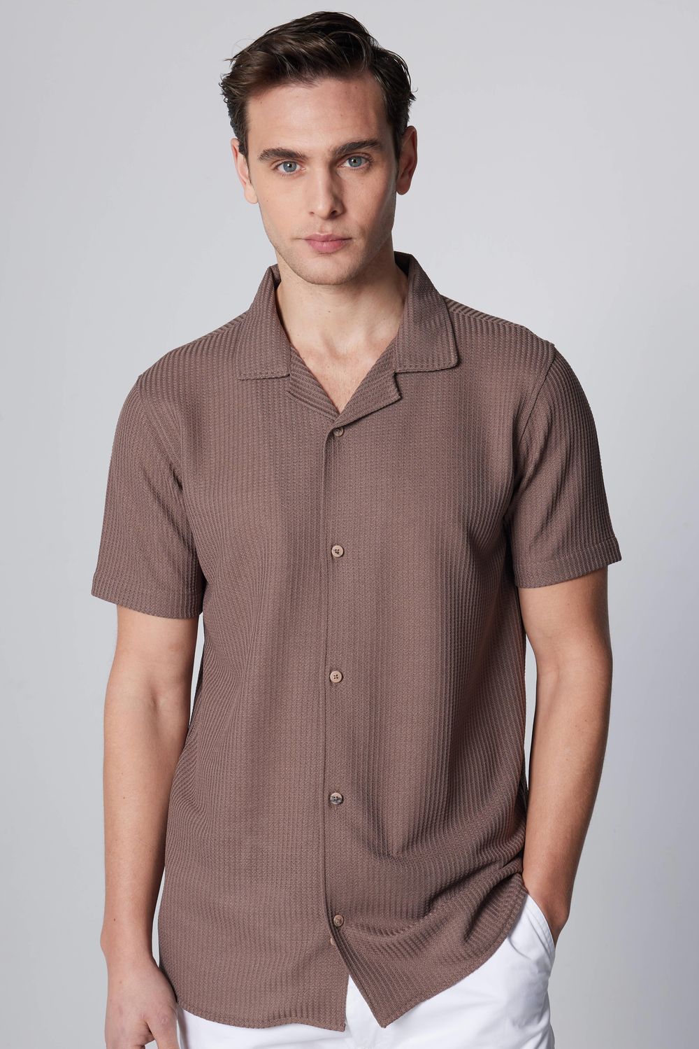 Slim Fit Dar Kesim Kısa Kollu Apaj Yaka Örme Kumaş Yazlık Kahverengi Erkek Gömlek