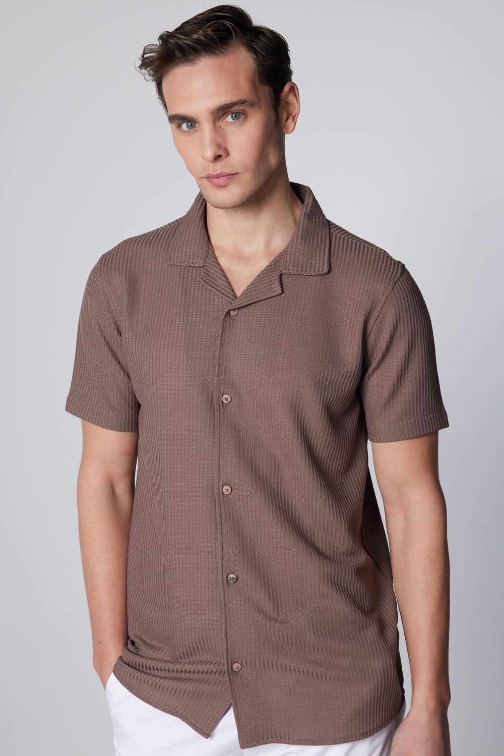 Slim Fit Dar Kesim Kısa Kollu Apaj Yaka Örme Kumaş Yazlık Kahverengi Erkek Gömlek