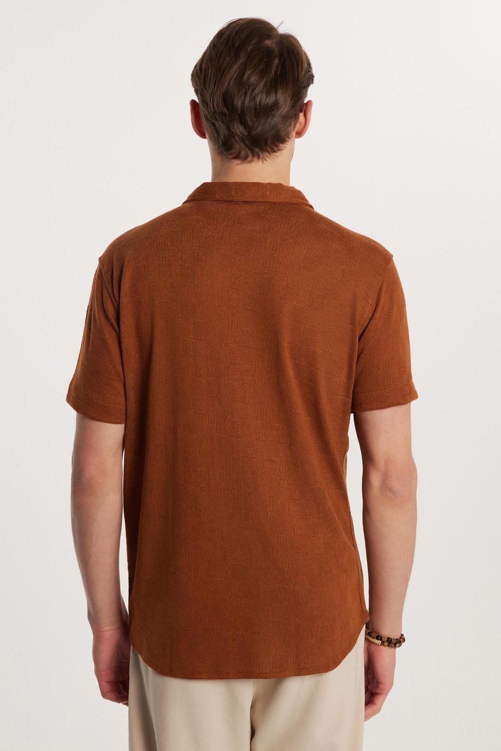 Slim Fit Kısa Kol Örme Kumaş Apaş Yaka Rahat Armürlü Doku Kahverengi Erkek Gömlek