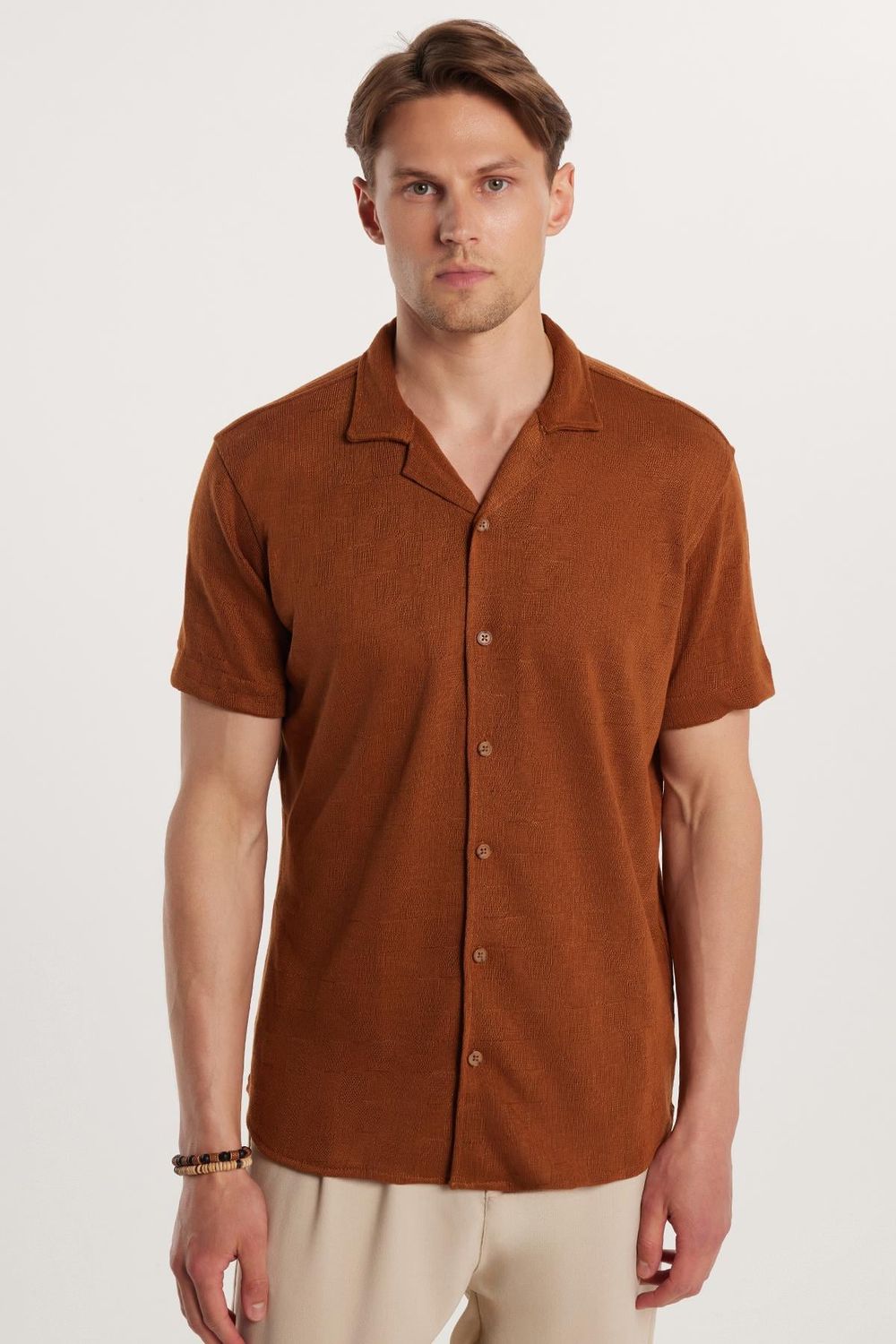 Slim Fit Kısa Kol Örme Kumaş Apaş Yaka Rahat Armürlü Doku Kahverengi Erkek Gömlek