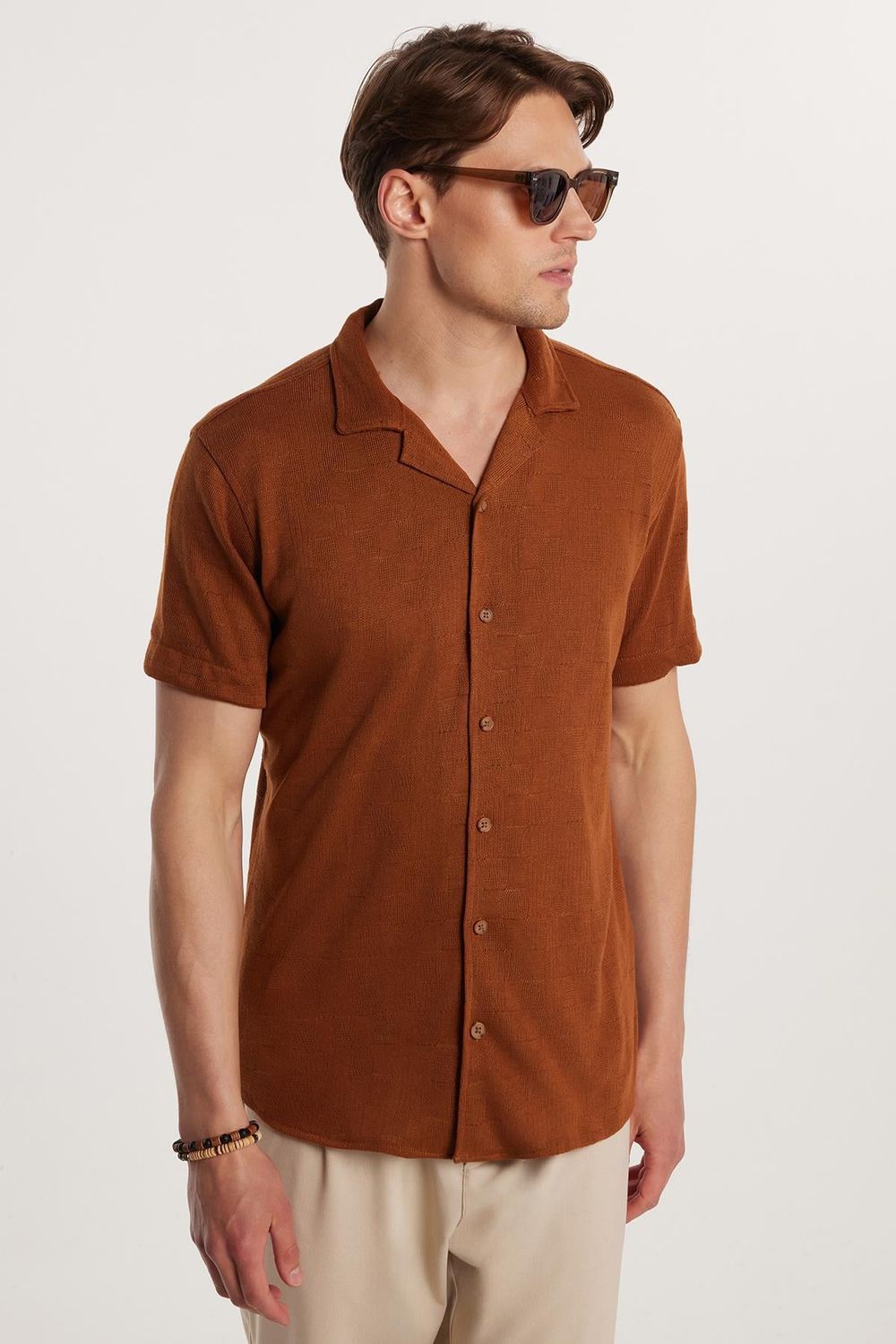 Slim Fit Kısa Kol Örme Kumaş Apaş Yaka Rahat Armürlü Doku Kahverengi Erkek Gömlek
