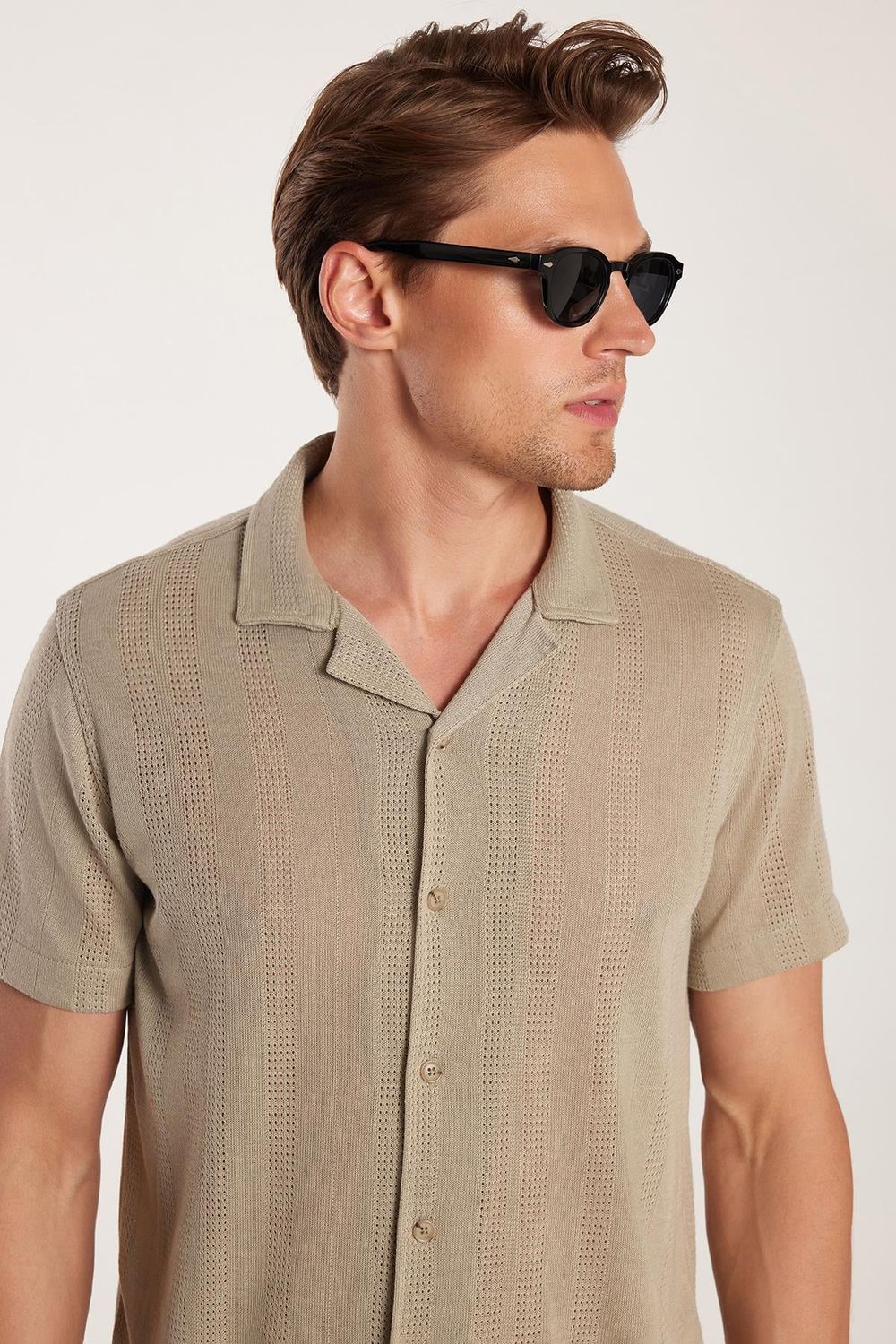 Erkek Slim Fit Örme Kumaş Apaş Yaka Rahat Kullanım Kısa Kol Bej Gömlek