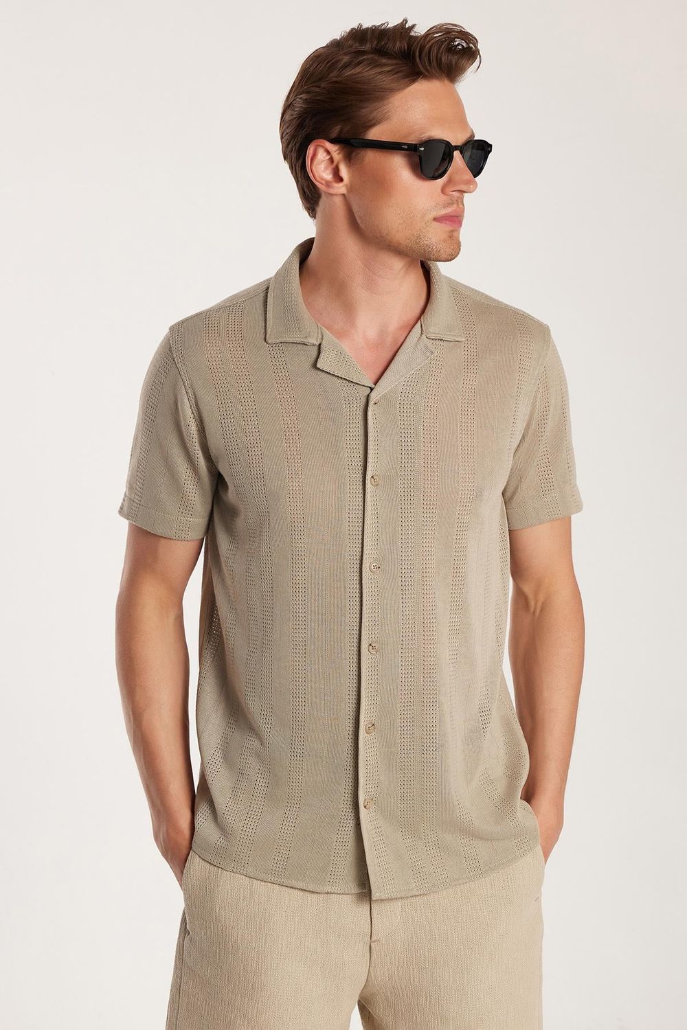 Erkek Slim Fit Örme Kumaş Apaş Yaka Rahat Kullanım Kısa Kol Bej Gömlek