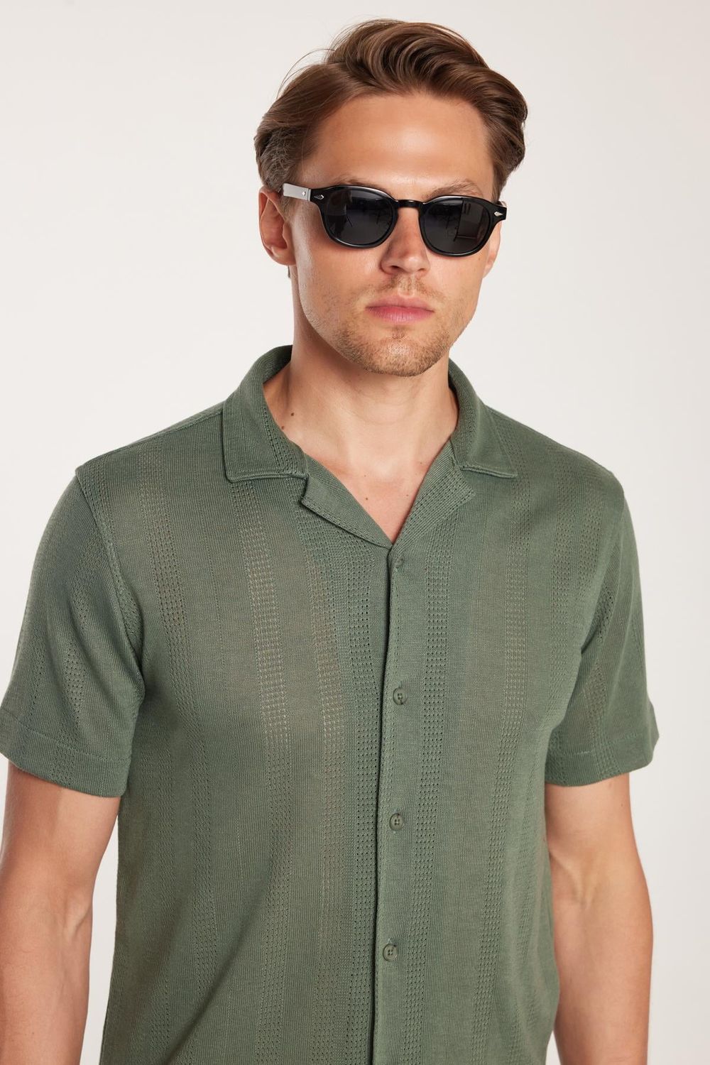 Erkek Slim Fit Örme Kumaş Apaş Yaka Rahat Kullanım Kısa Kol Haki Gömlek