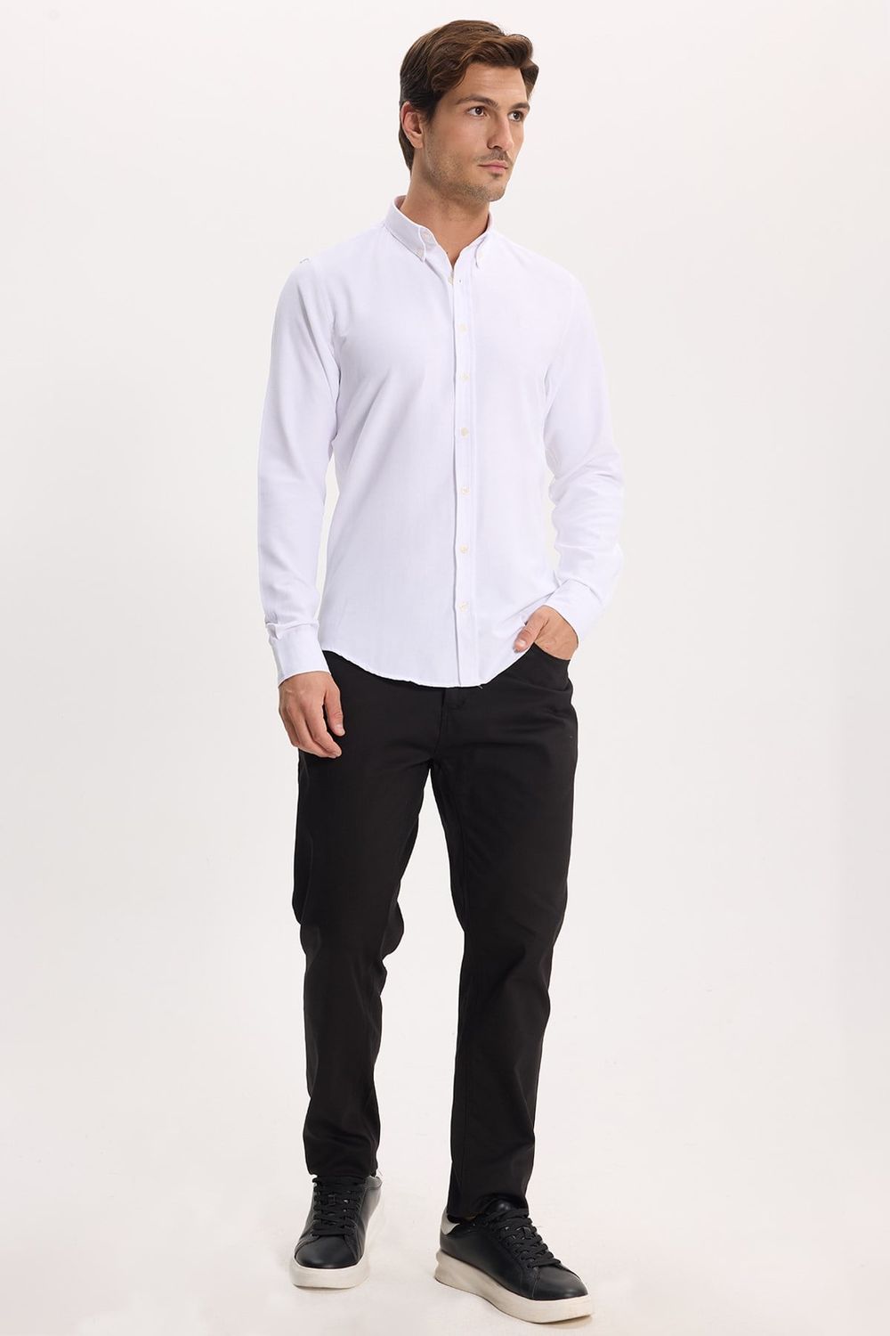 Erkek Slim Fit Dar Kesim Düz Oxford Armalı Düğmeli Yaka Beyaz Spor Gömlek