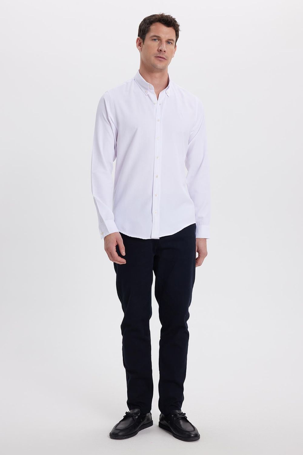 Erkek Slim Fit Dar Kesim Düz Oxford Armalı Yaka Düğmeli Beyaz Spor Gömlek