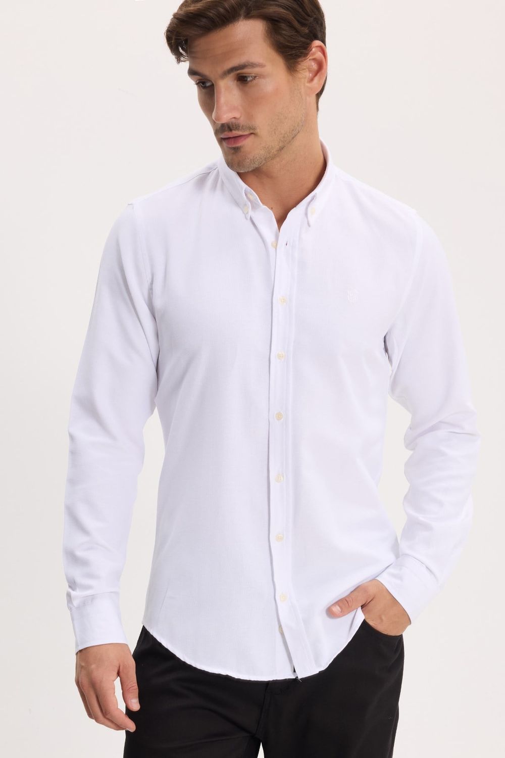 Erkek Slim Fit Dar Kesim Düz Oxford Armalı Düğmeli Yaka Beyaz Spor Gömlek