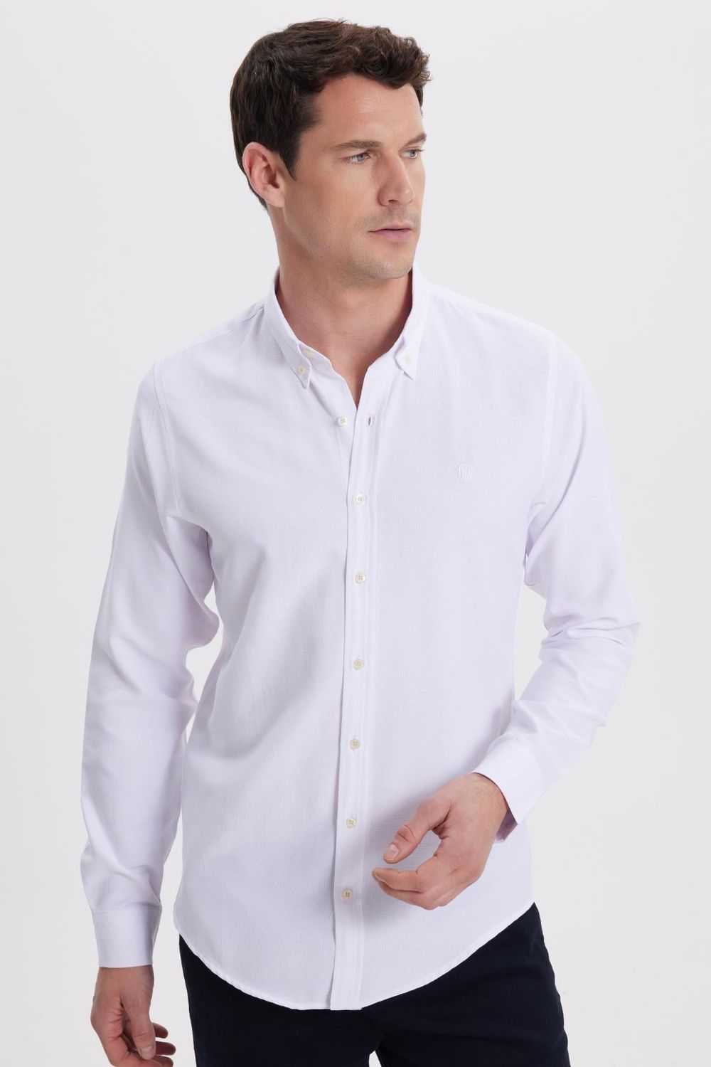 Erkek Slim Fit Dar Kesim Düz Oxford Armalı Yaka Düğmeli Beyaz Spor Gömlek