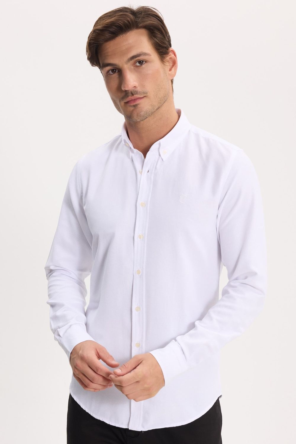 Erkek Slim Fit Dar Kesim Düz Oxford Armalı Düğmeli Yaka Beyaz Spor Gömlek