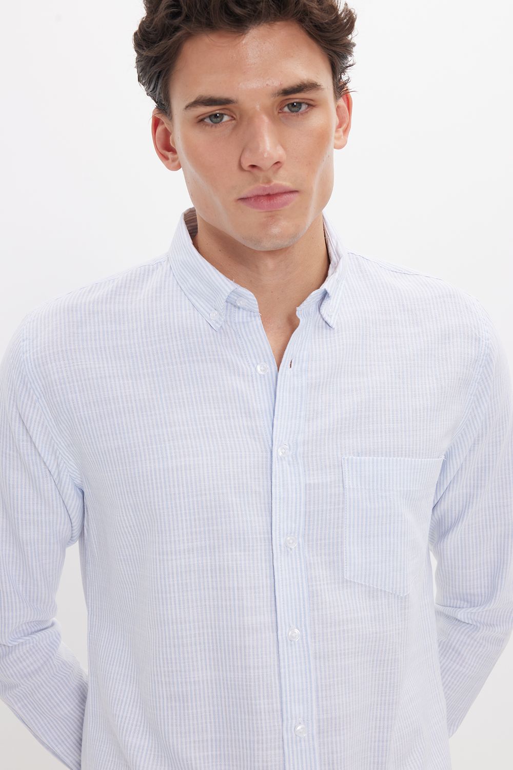 Erkek Slim Fit Dar Kesim %100 Pamuk Düğmeli Yaka Çizgili Uzun Kollu Cepli Keten Efektli Mavi Gömlek