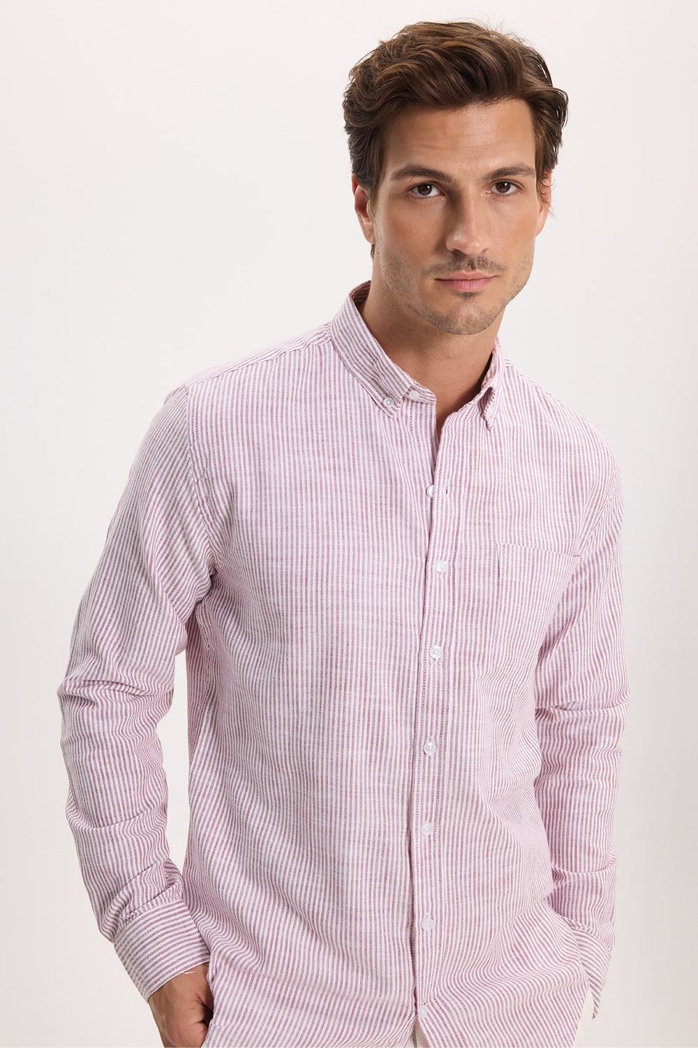Erkek Slim Fit Dar Kesim %100 Pamuk Düğmeli Yaka Çizgili Uzun Kollu Cepli Keten Efektli Bordo Gömlek