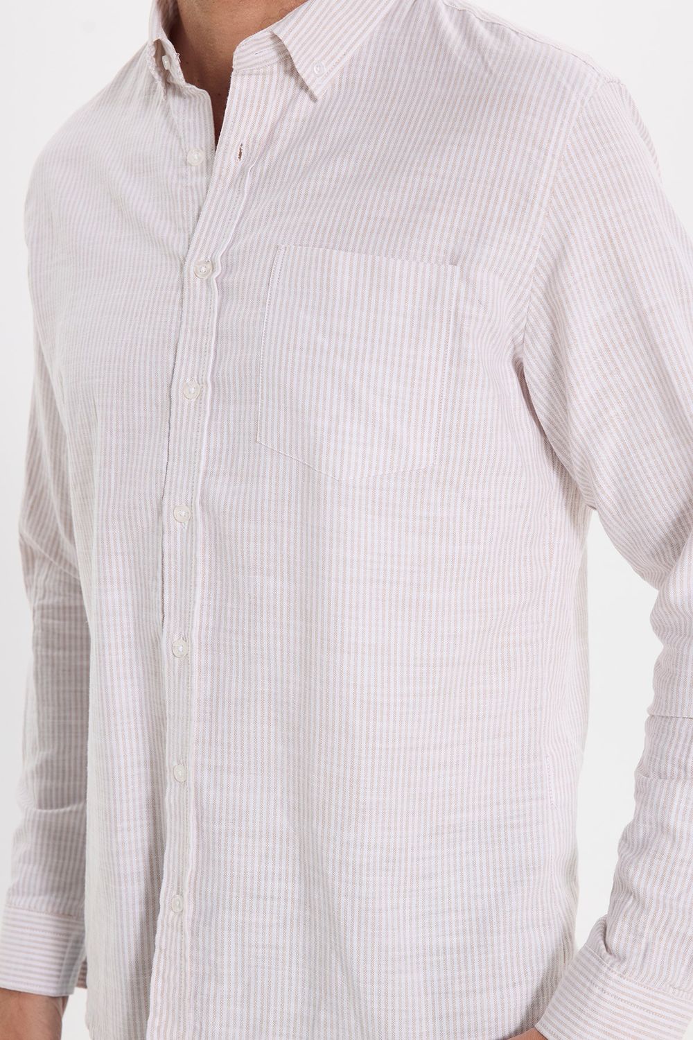 Erkek Slim Fit Dar Kesim %100 Pamuk Düğmeli Yaka Çizgili Uzun Kollu Cepli Keten Bej Gömlek