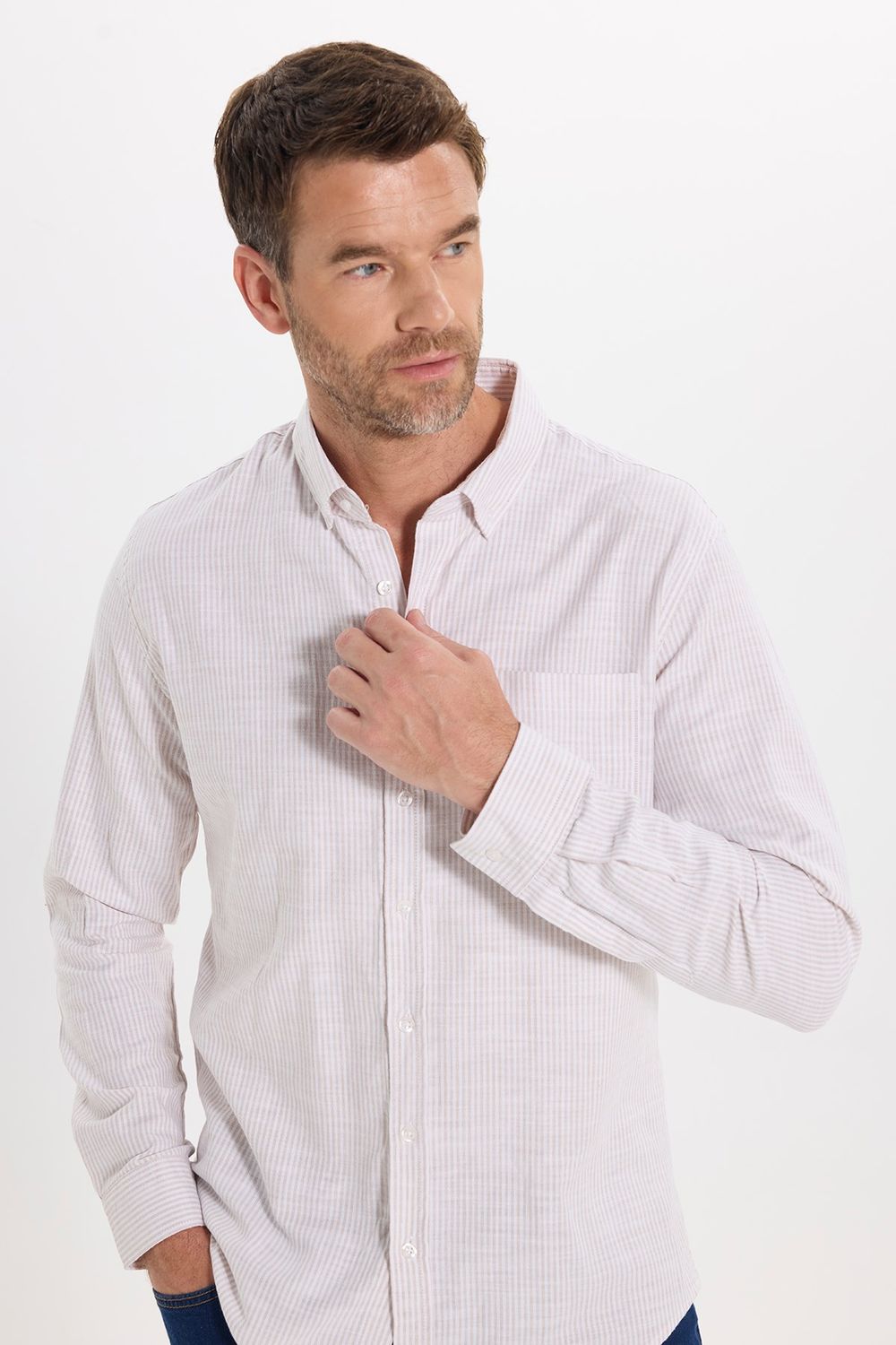 Erkek Slim Fit Dar Kesim %100 Pamuk Düğmeli Yaka Çizgili Uzun Kollu Cepli Keten Bej Gömlek