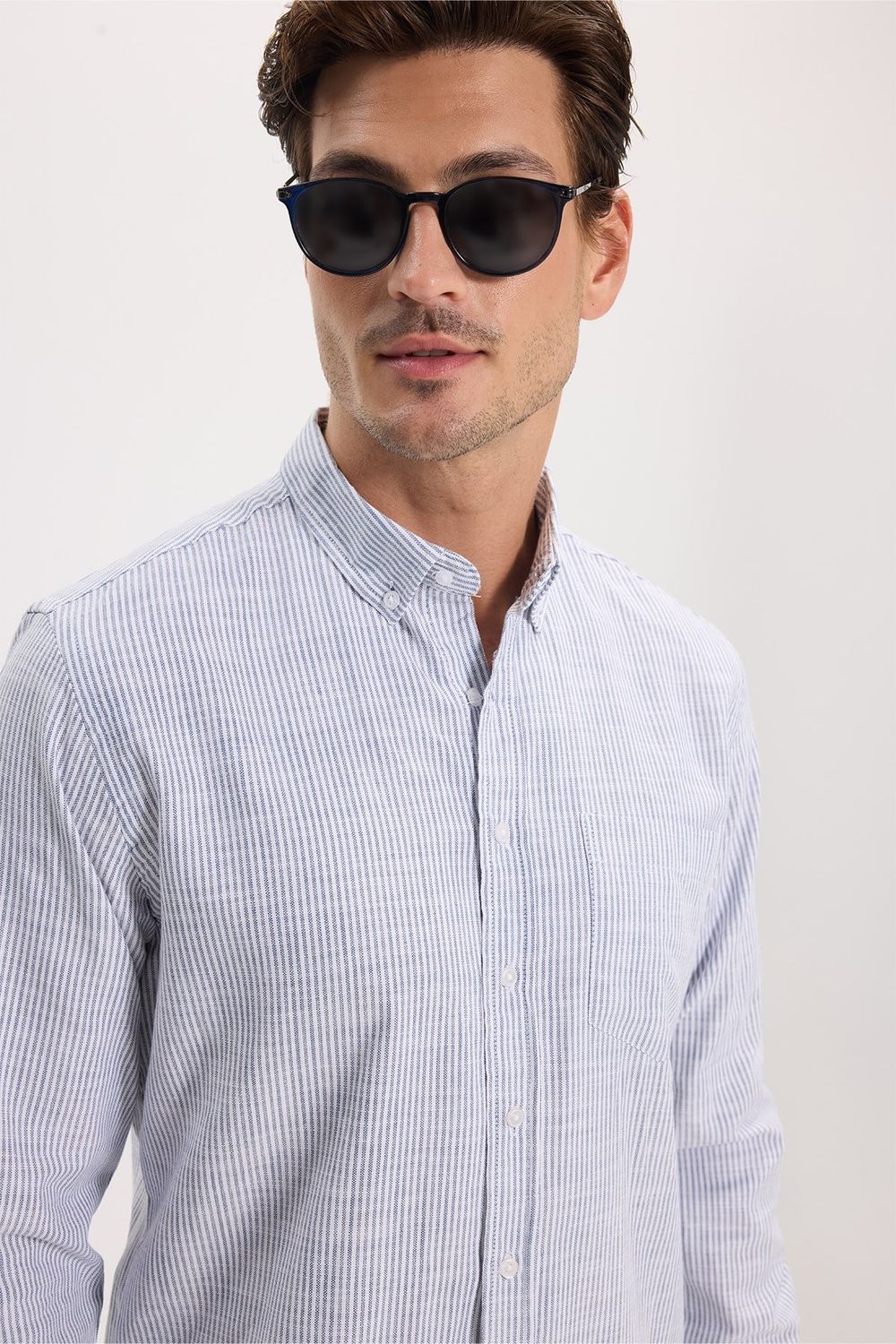 Erkek Slim Fit Dar Kesim %100 Pamuk Düğmeli Yaka Çizgili Uzun Kollu Cepli Keten Lacivert Gömlek