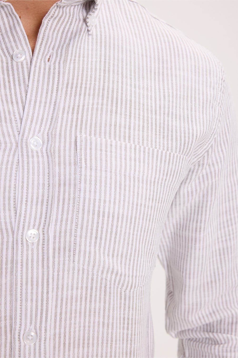Erkek Slim Fit Dar Kesim %100 Pamuk Düğmeli Yaka Çizgili Uzun Kollu Cepli Keten Efektli Haki Gömlek