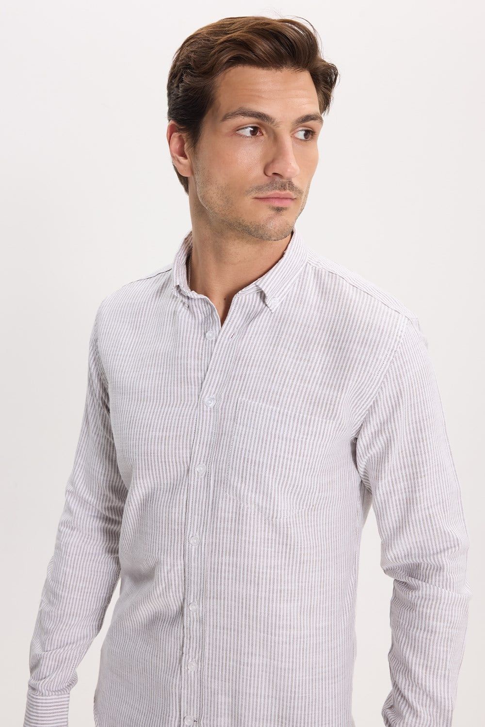Erkek Slim Fit Dar Kesim %100 Pamuk Düğmeli Yaka Çizgili Uzun Kollu Cepli Keten Efektli Haki Gömlek