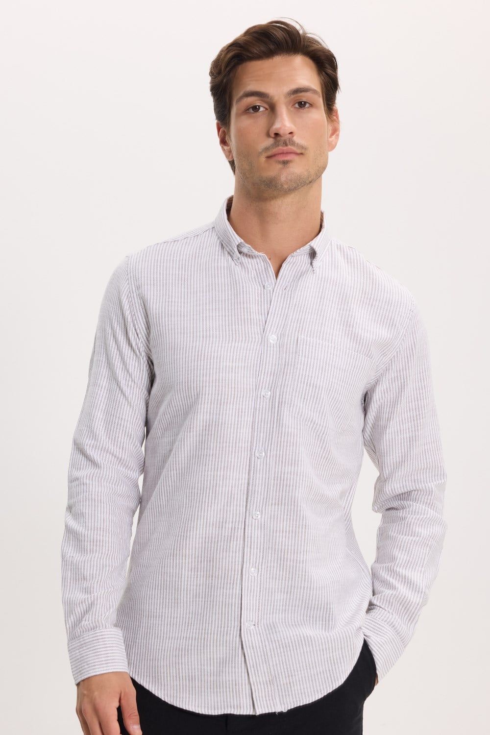 Erkek Slim Fit Dar Kesim %100 Pamuk Düğmeli Yaka Çizgili Uzun Kollu Cepli Keten Efektli Haki Gömlek
