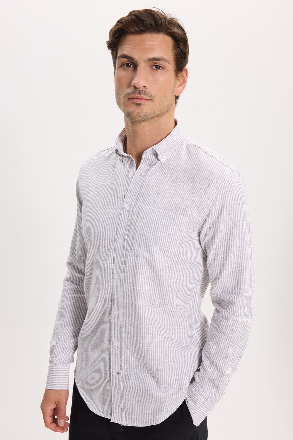 Erkek Slim Fit Dar Kesim %100 Pamuk Düğmeli Yaka Çizgili Uzun Kollu Cepli Keten Efektli Haki Gömlek