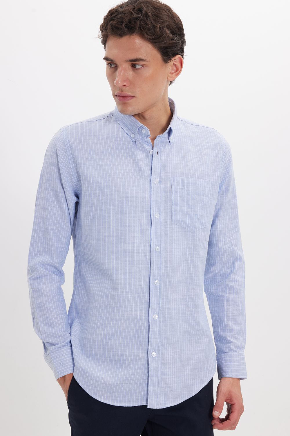 Erkek Slim Fit Dar Kesim %100 Pamuk Düğmeli Yaka Çizgili Uzun Kollu Cepli Keten Efektli Mavi Gömlek
