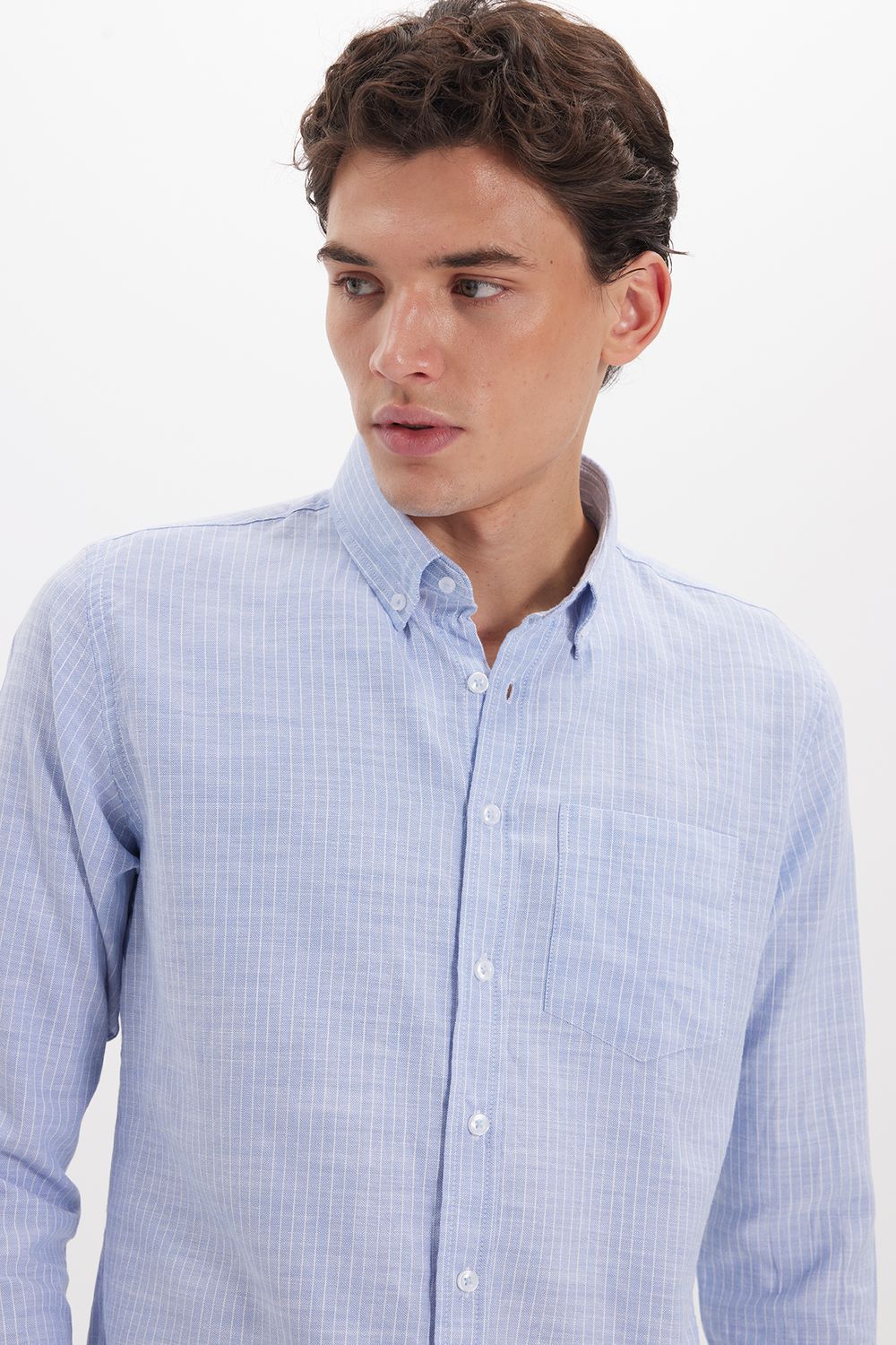 Erkek Slim Fit Dar Kesim %100 Pamuk Düğmeli Yaka Çizgili Uzun Kollu Cepli Keten Efektli Mavi Gömlek
