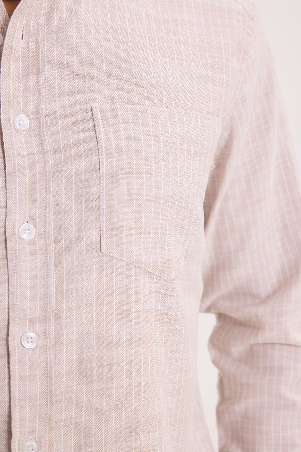 Erkek Slim Fit Dar Kesim %100 Pamuk Düğmeli Yaka Çizgili Uzun Kollu Cepli Keten Efektli Bej Gömlek