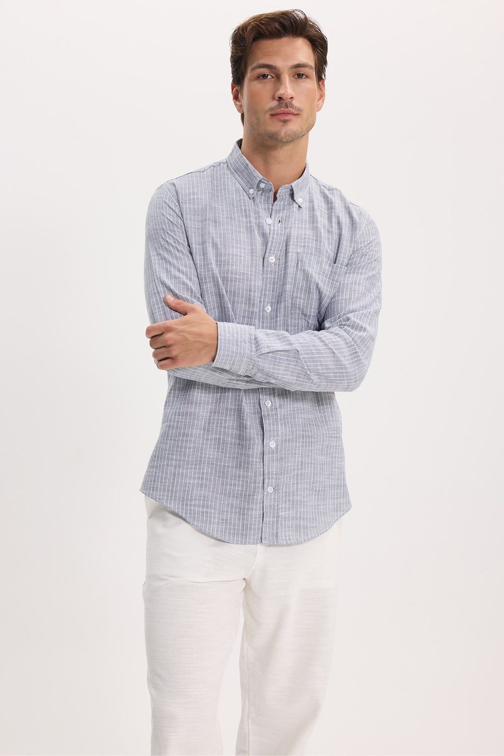 Erkek Slim Fit Dar Kesim %100 Pamuk Düğmeli Yaka Çizgili Uzun Kollu Cepli Keten Lacivert Gömlek