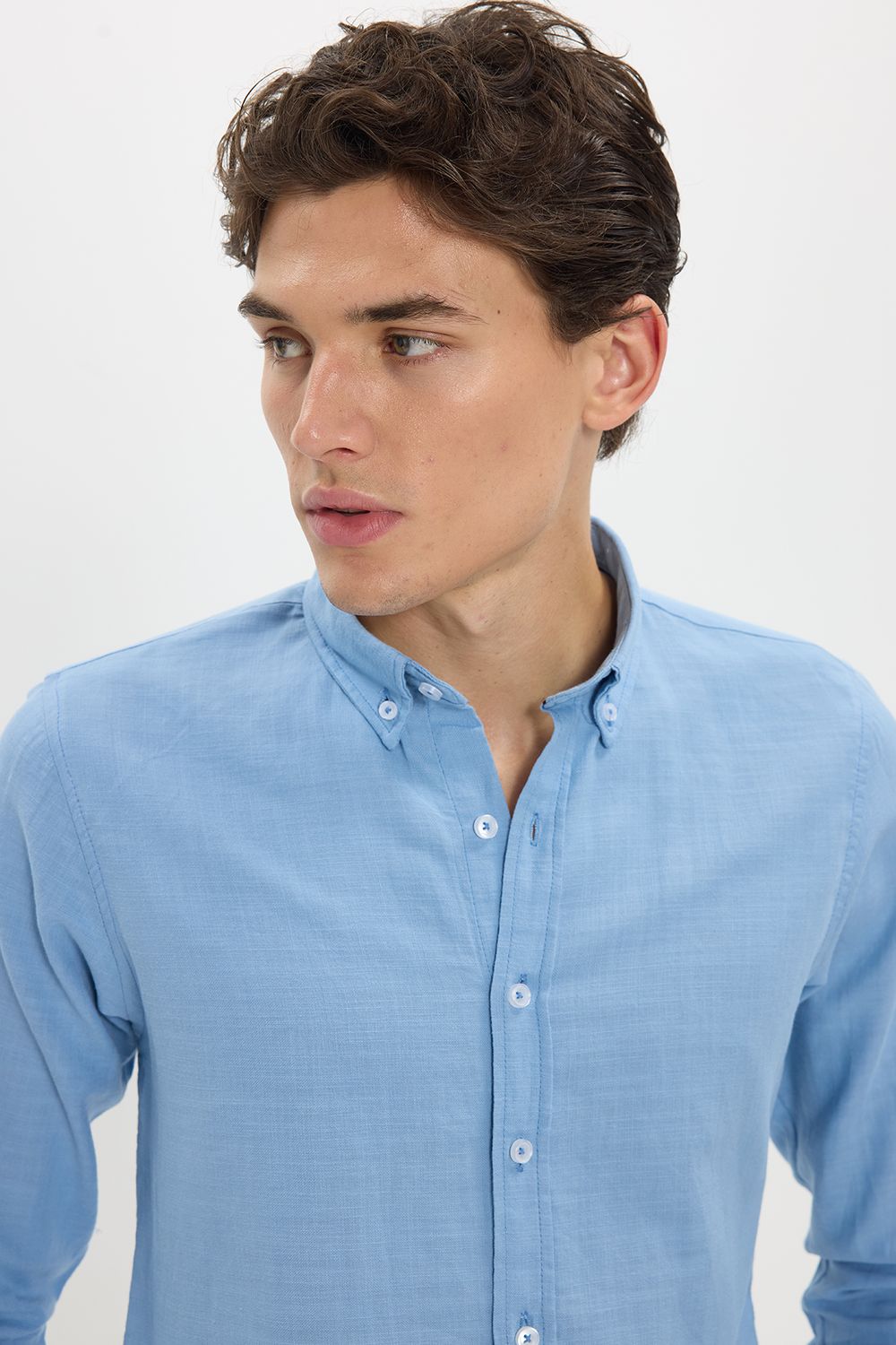 Erkek Slim Fit Dar Kesim %100 Pamuk Düğmeli Yaka Flam Keten Mavi Gömlek