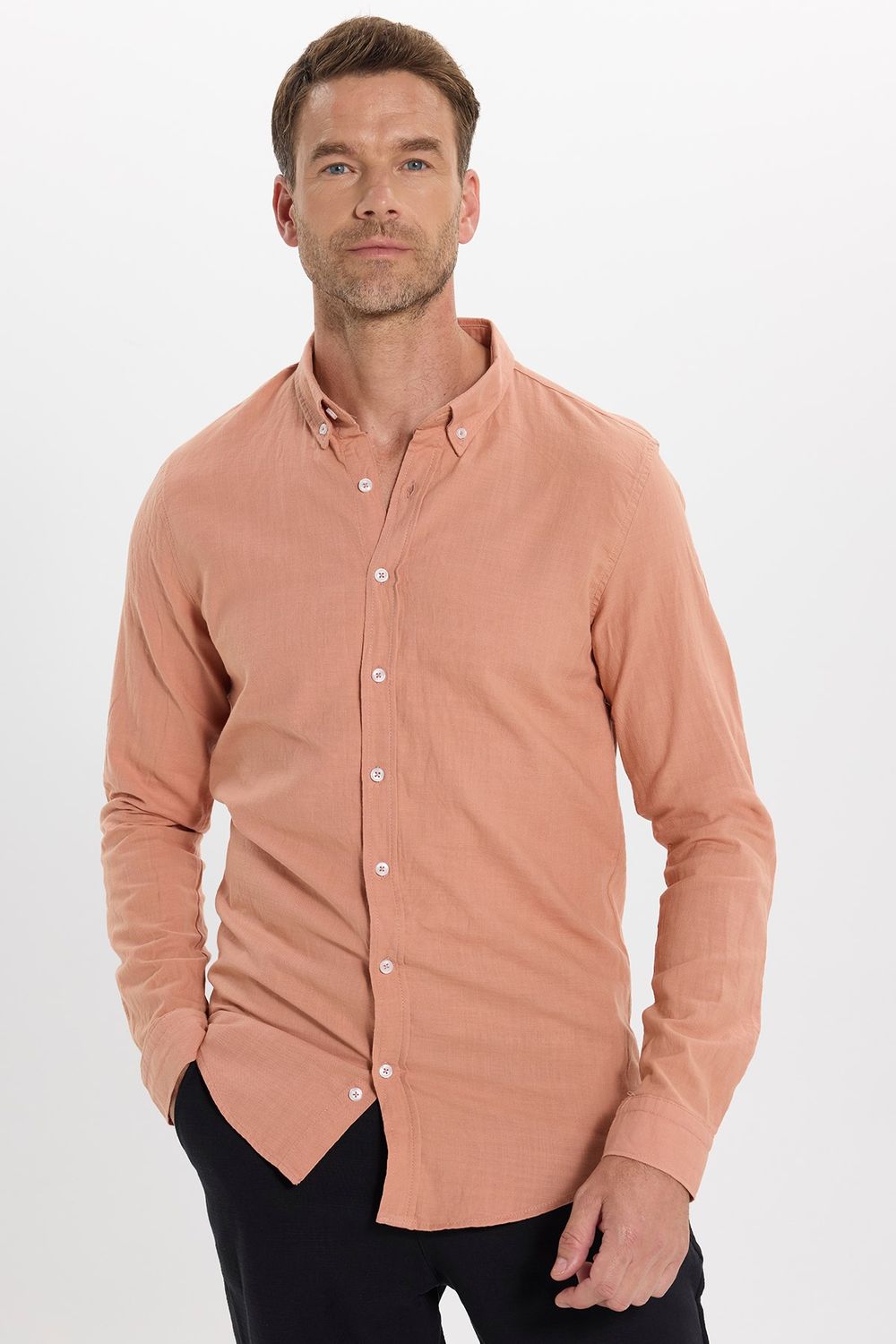 Erkek Slim Fit Dar Kesim %100 Pamuk Düğmeli Yaka Flam Keten Turuncu Gömlek