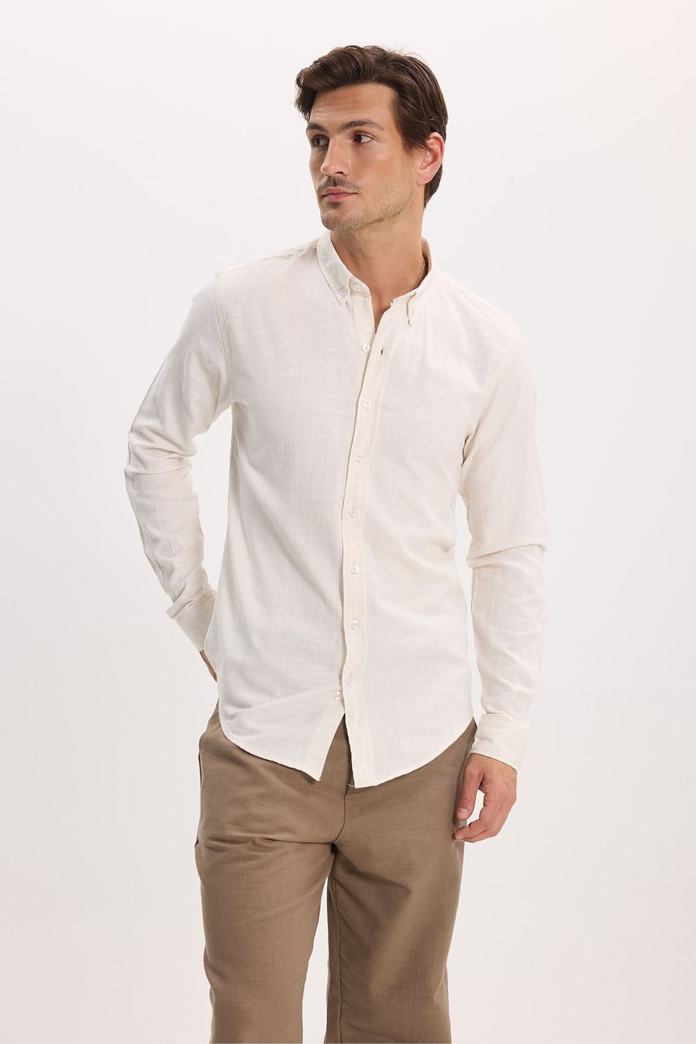 Erkek Slim Fit Dar Kesim %100 Pamuk Düğmeli Yaka Flam Keten Ekru Gömlek