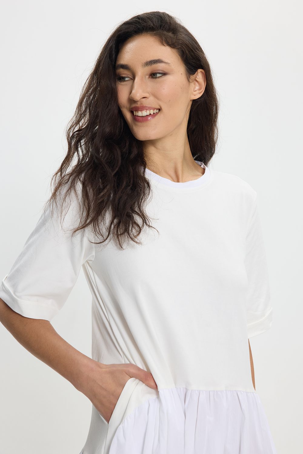 Kadın Regular Fit Klasik Kesim %100 Pamuk Bisiklet Yaka Kısa Kollu Cepli Beyaz Elbise