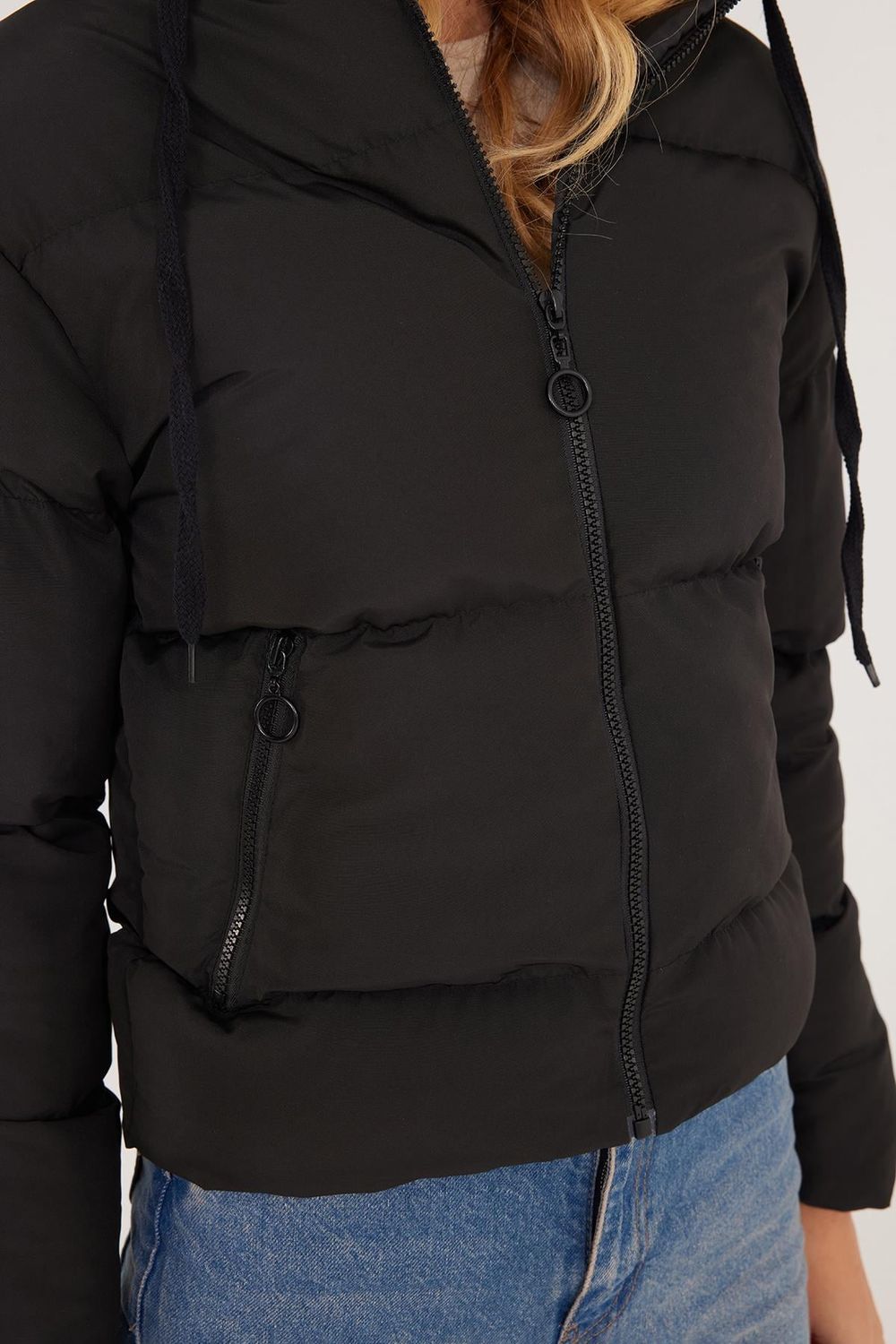 Kadın Regular Fit Klasik Kesim Kapüşonlu Şişme Siyah Mont
