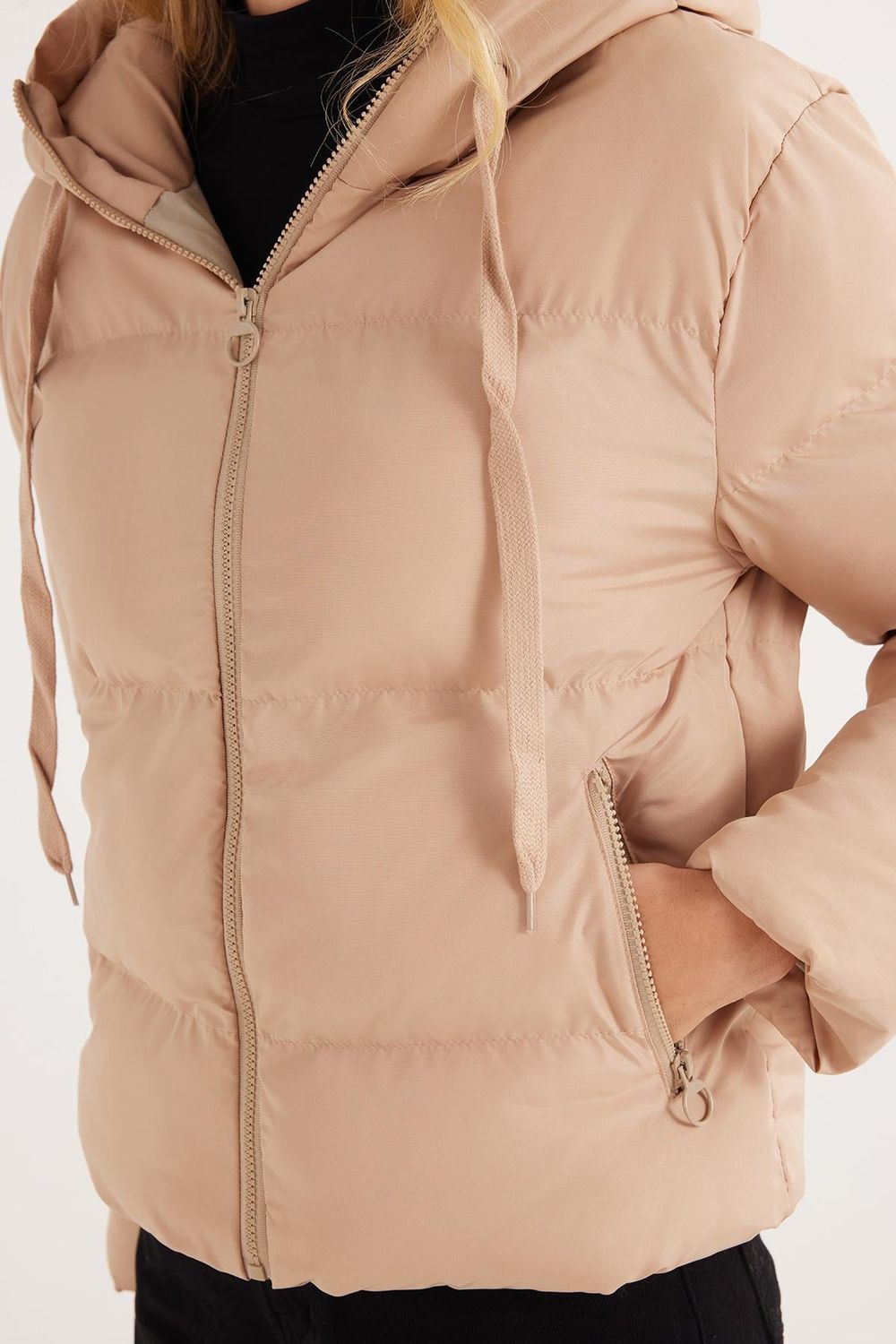 Kadın Regular Fit Klasik Kesim Kapüşonlu Şişme Bej Mont