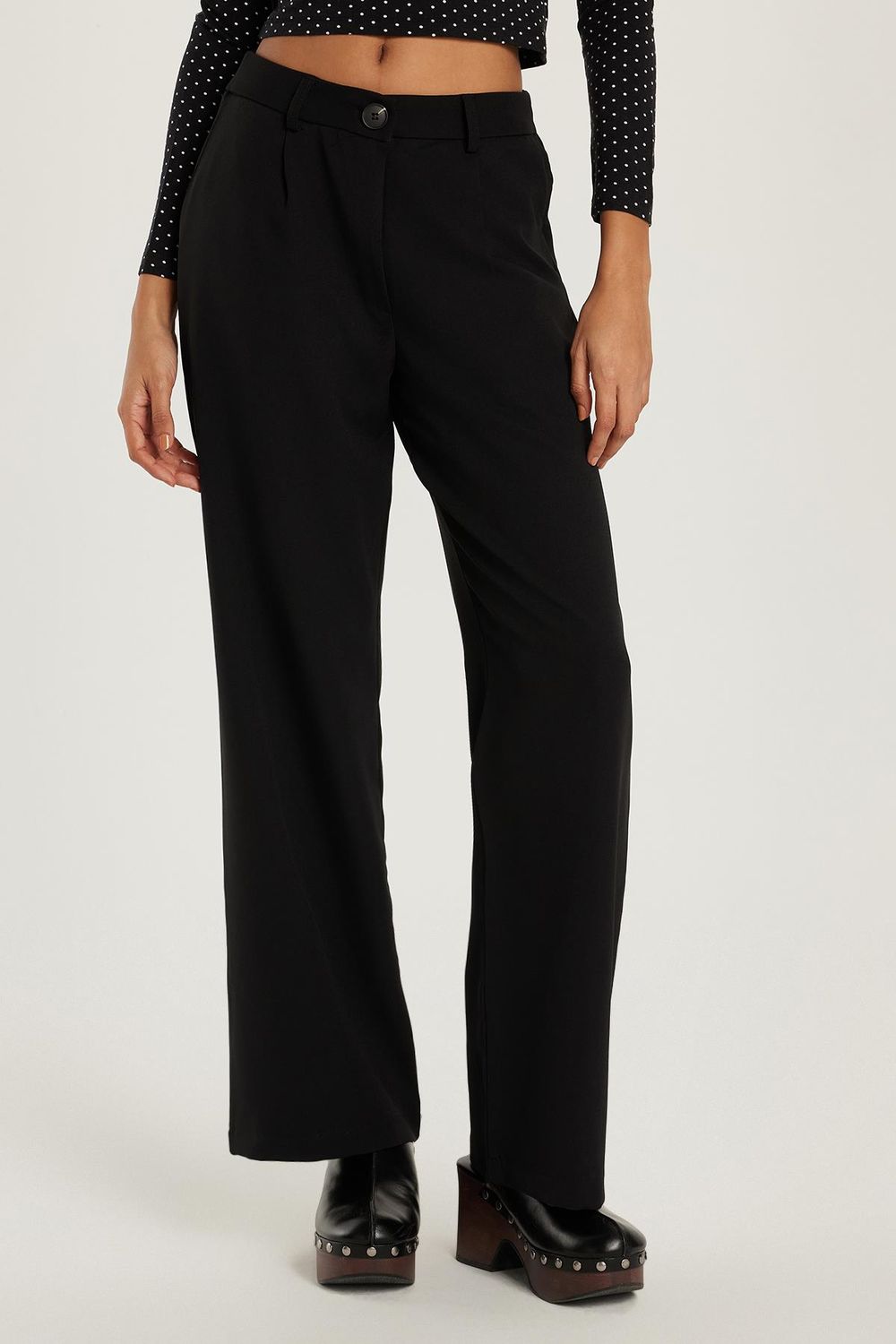 Kadın Slim Fit Fermuarlı Pileli Cepli Siyah Pantolon