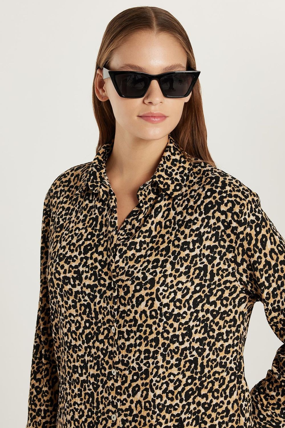 Kadın Relax Fit Rahat Kesim Uzun Kollu Bürümcük Kumaş Leopar Desenli Gömlek