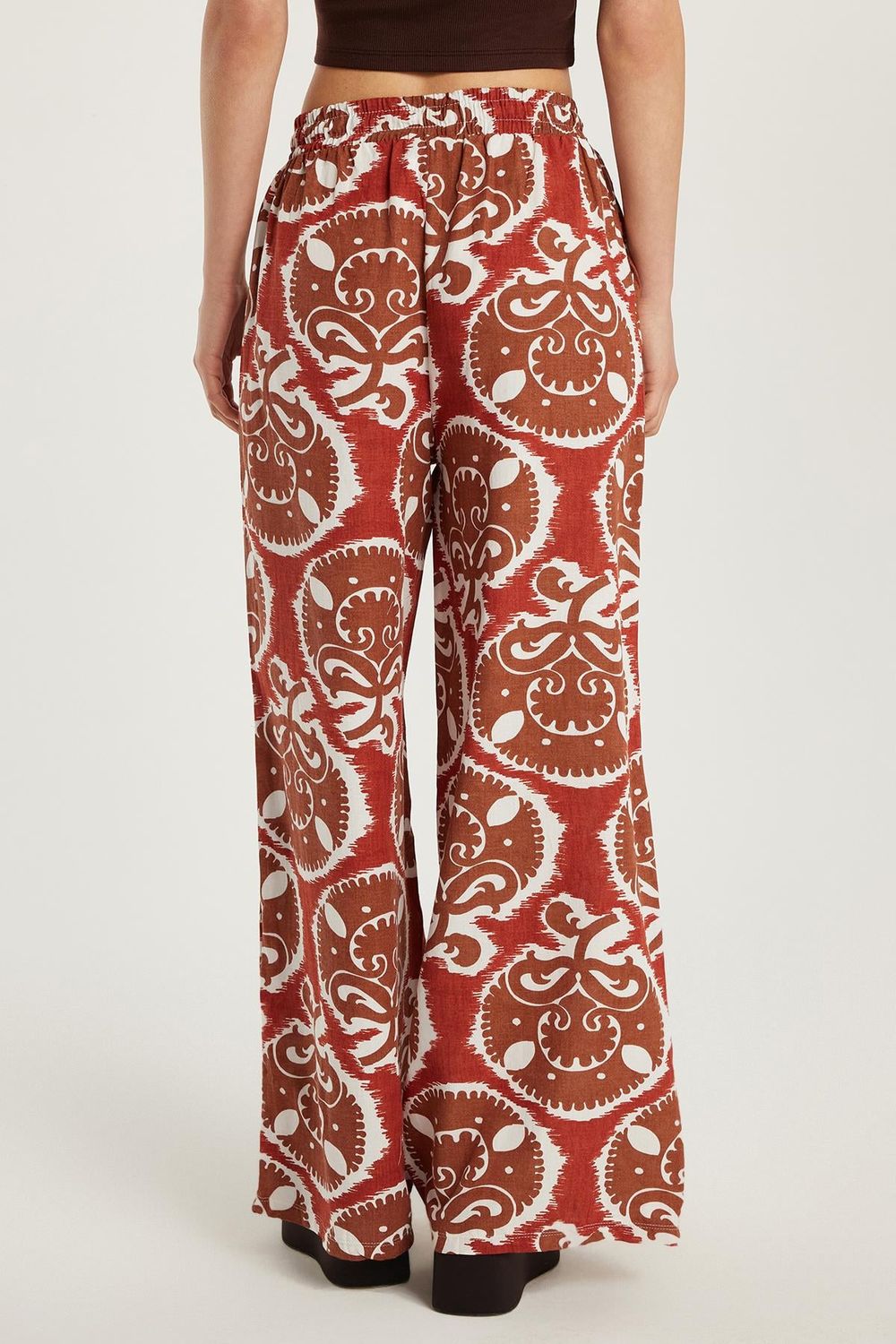 Kadın Regular Fit Beli Bağcıklı Geniş Paça Baskılı Pantolon