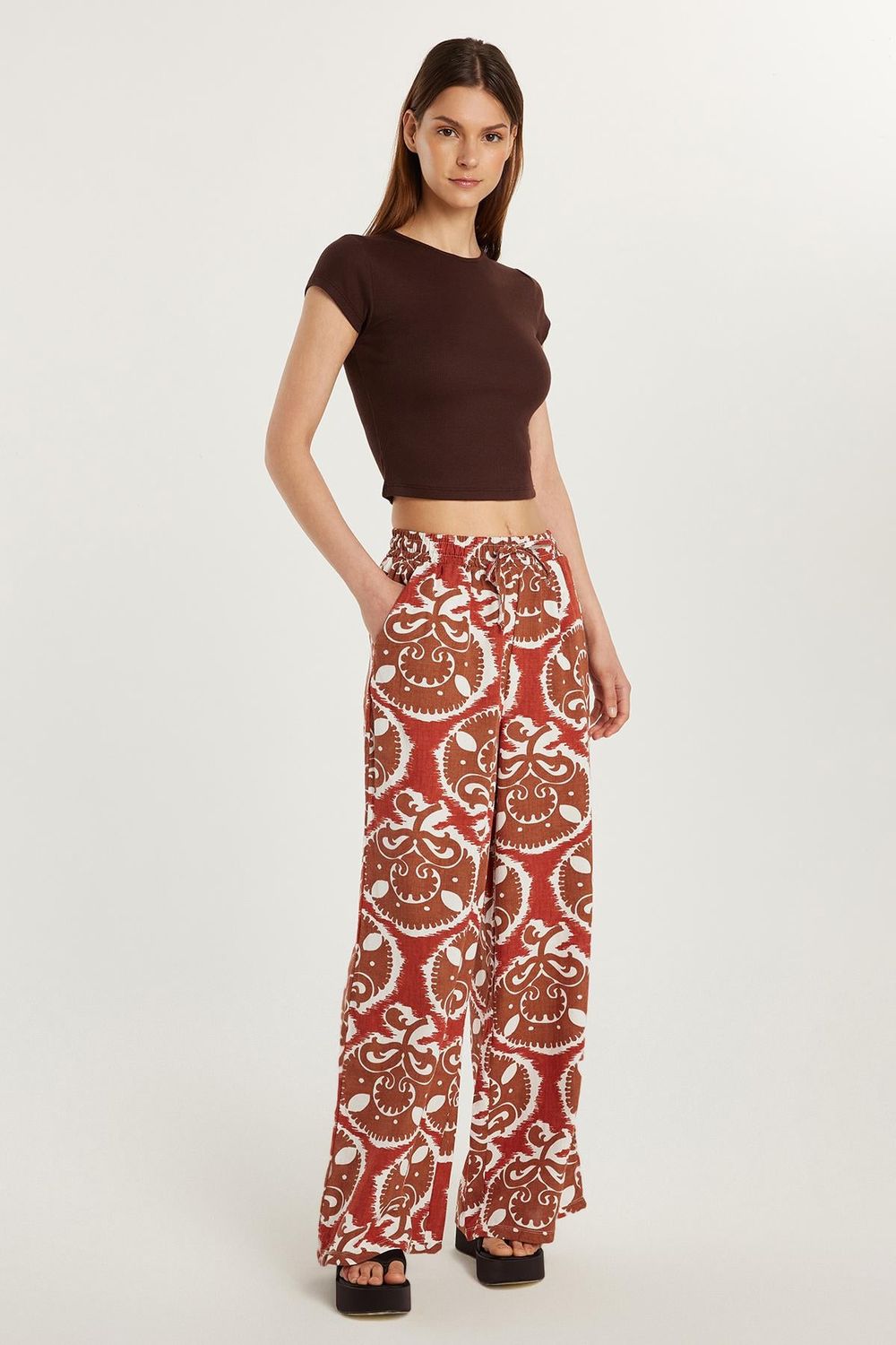 Kadın Regular Fit Beli Bağcıklı Geniş Paça Baskılı Pantolon