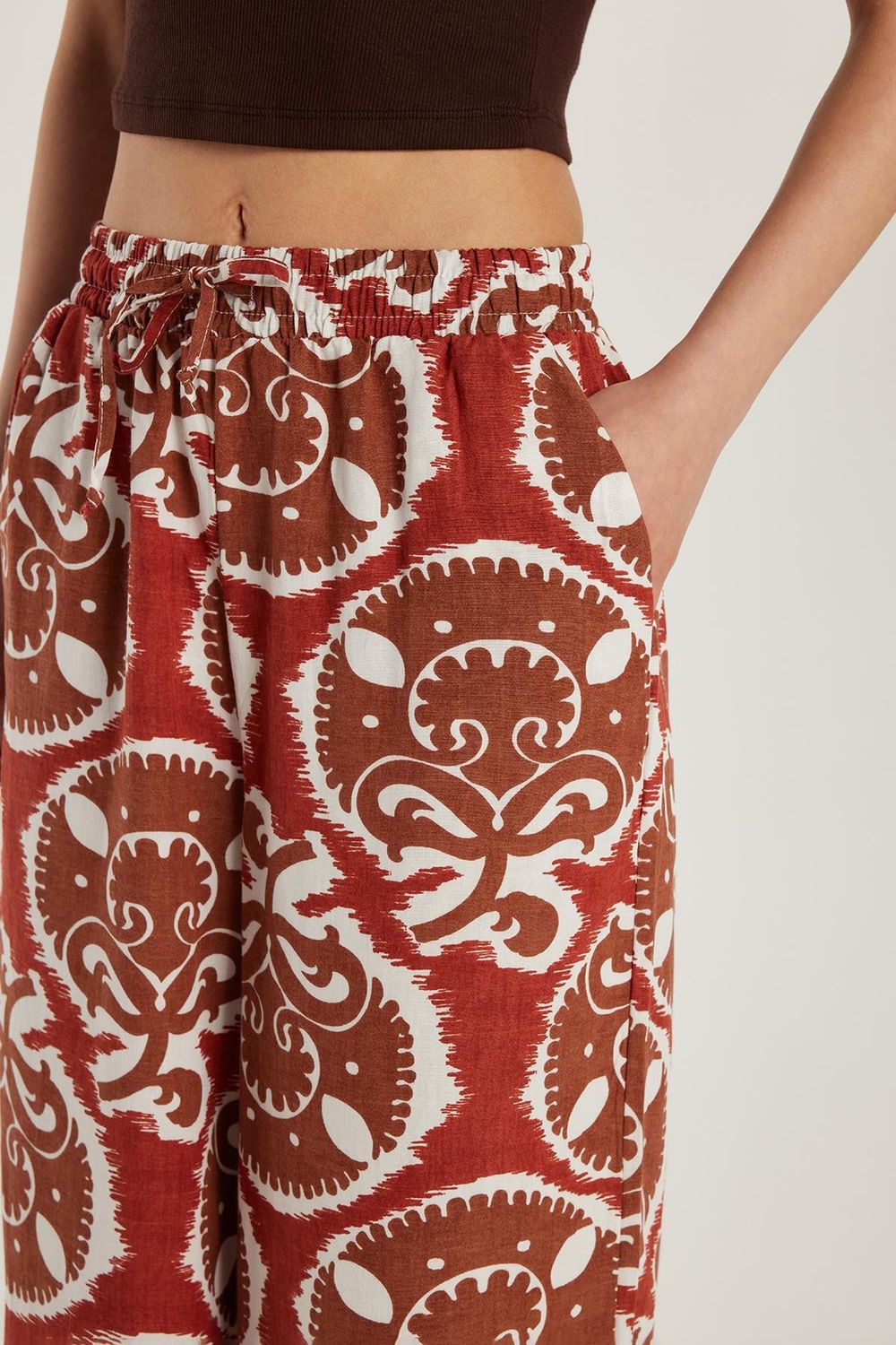 Kadın Regular Fit Beli Bağcıklı Geniş Paça Baskılı Pantolon